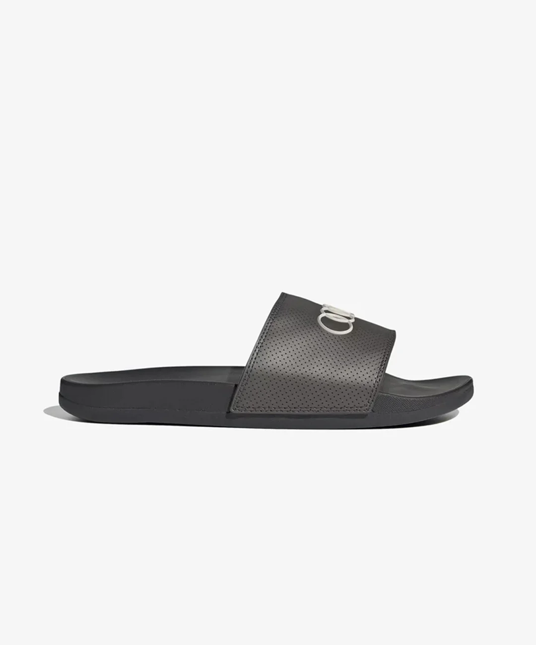 ADIDAS | ADILETTE AUDI F1 TEAM { UTILITY BLACK / UTILITY BLACK / CHALK PEARL