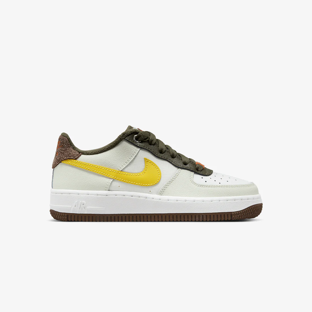 Nike | AIR FORCE 1 LV8 (GS) { SUMMIT WHITE/VIVID SULFUR-SUMMIT WHITE