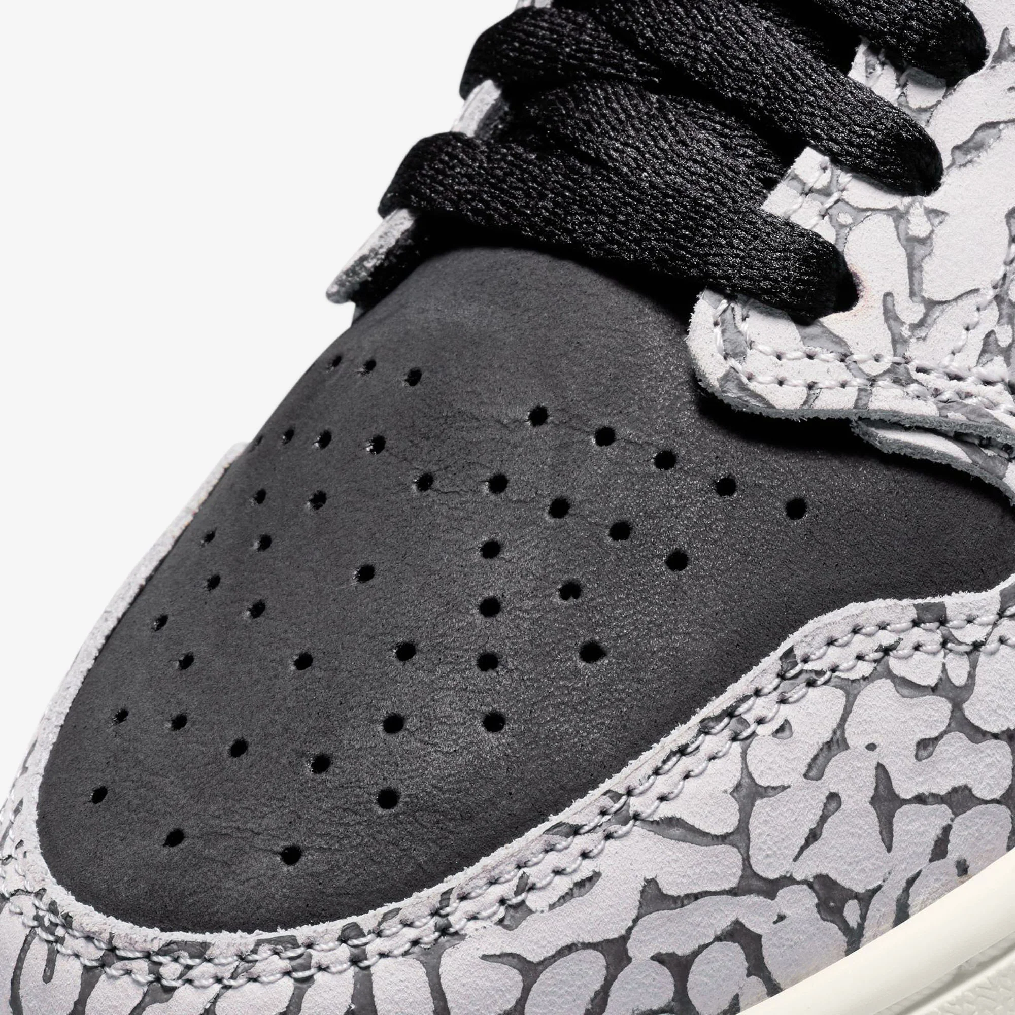 Jordan | AIR JORDAN 1 RETRO LOW OG { BLACK/MUSLIN-TECH GREY-WHITE - Image 4