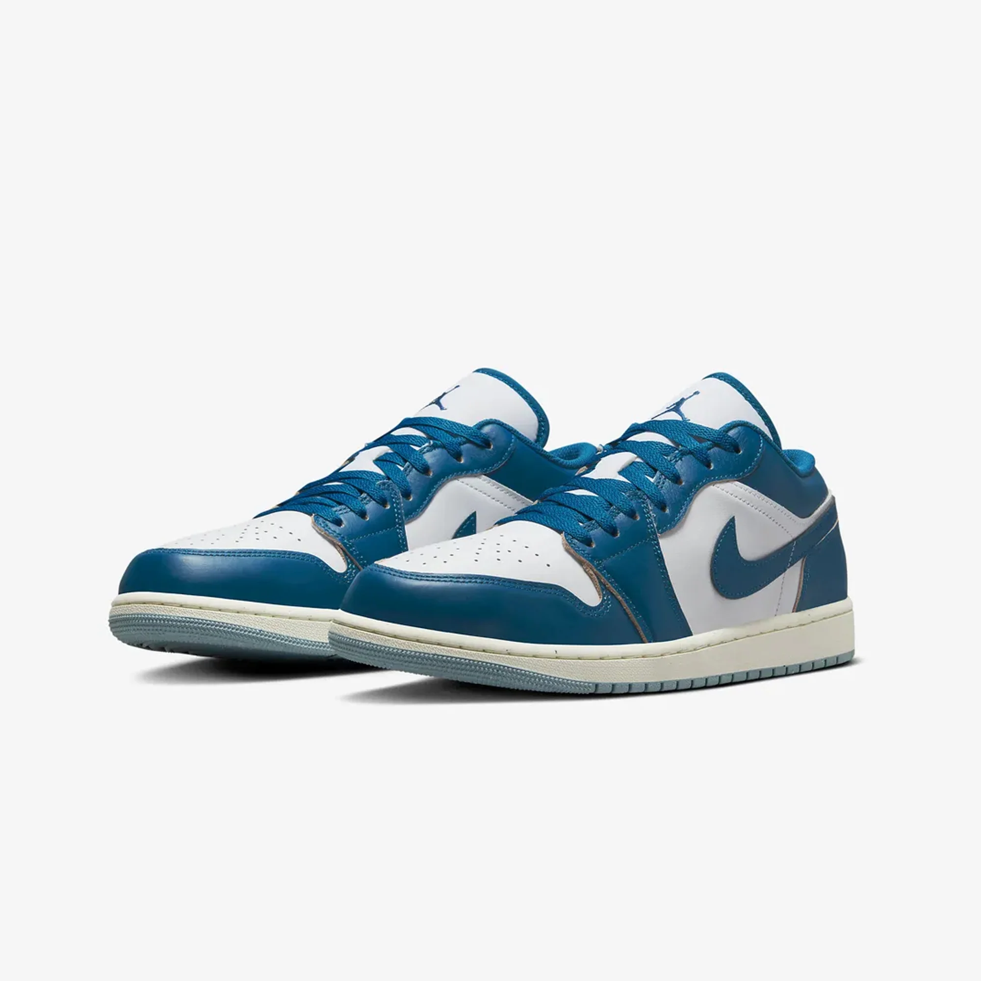 Jordan | AIR JORDAN 1 LOW SE { WHITE/INDUSTRIAL BLUE-BLUE GREY-SAIL - Image 2