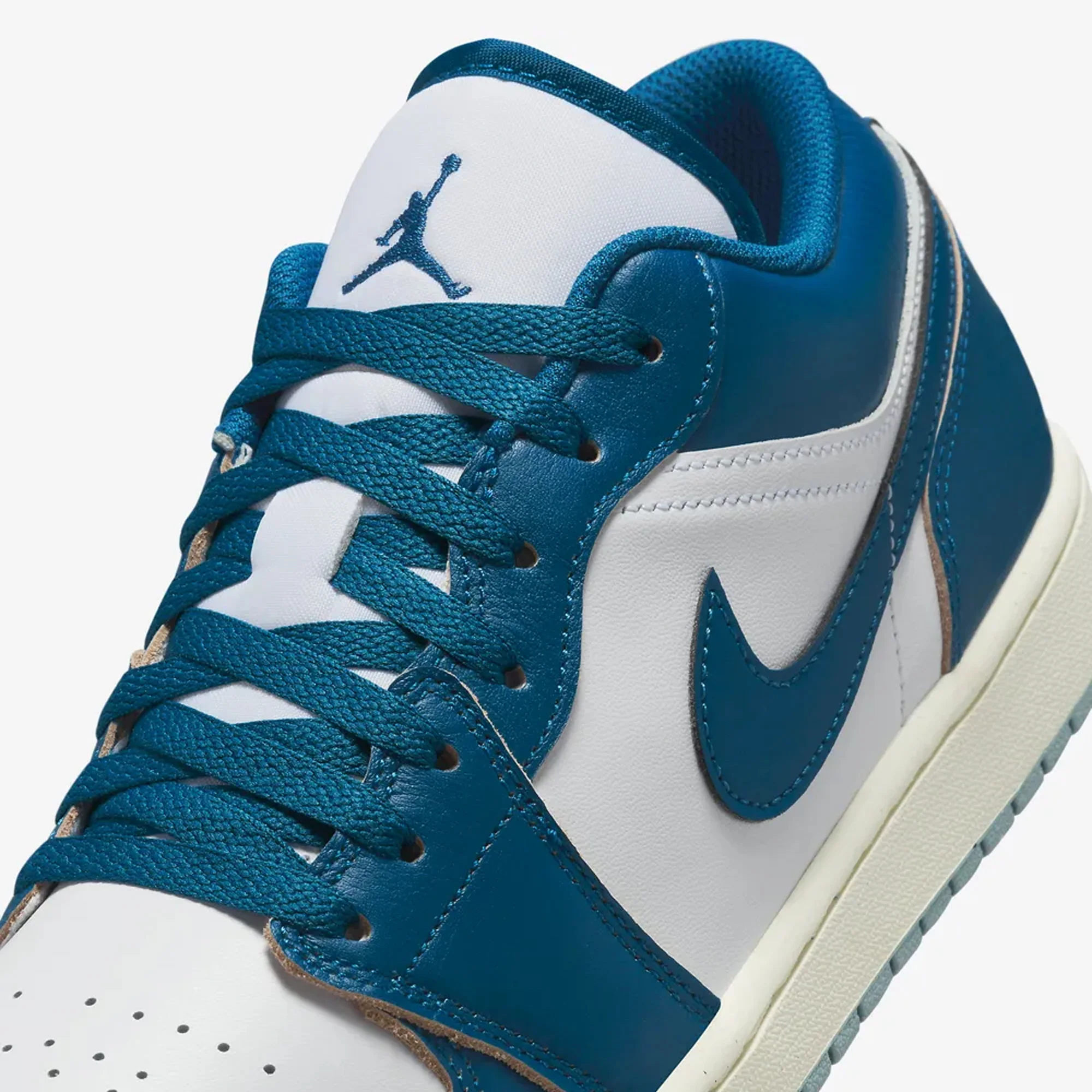 Jordan | AIR JORDAN 1 LOW SE { WHITE/INDUSTRIAL BLUE-BLUE GREY-SAIL - Image 4