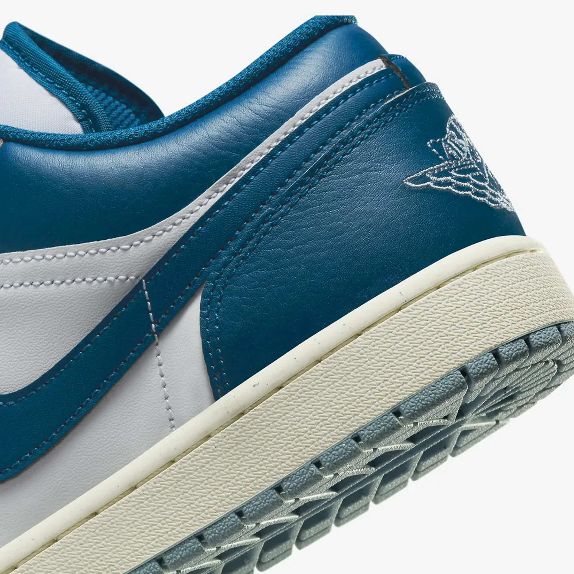 Jordan | AIR JORDAN 1 LOW SE { WHITE/INDUSTRIAL BLUE-BLUE GREY-SAIL - Image 5