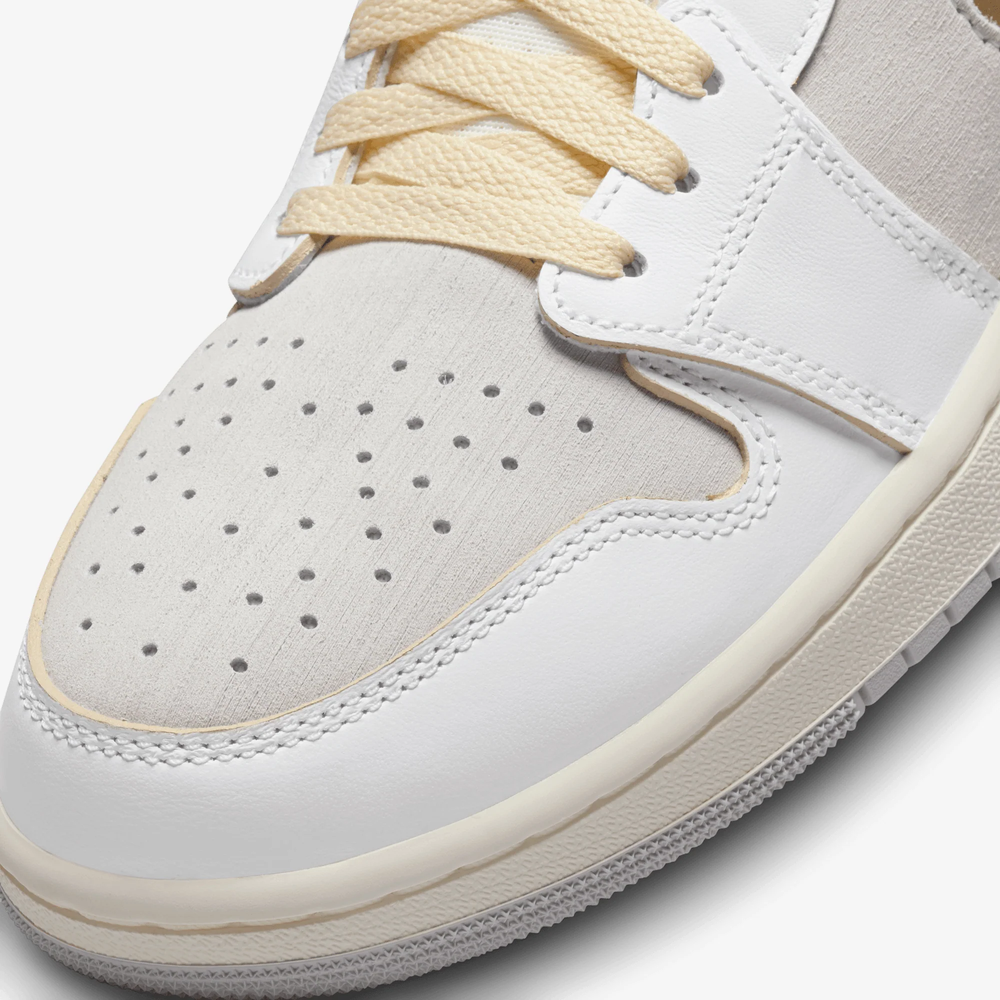 Jordan | AIR JORDAN 1 ZOOM CMFT 2 { WHITE/METALLIC GOLD-NEUTRAL GREY - Image 4