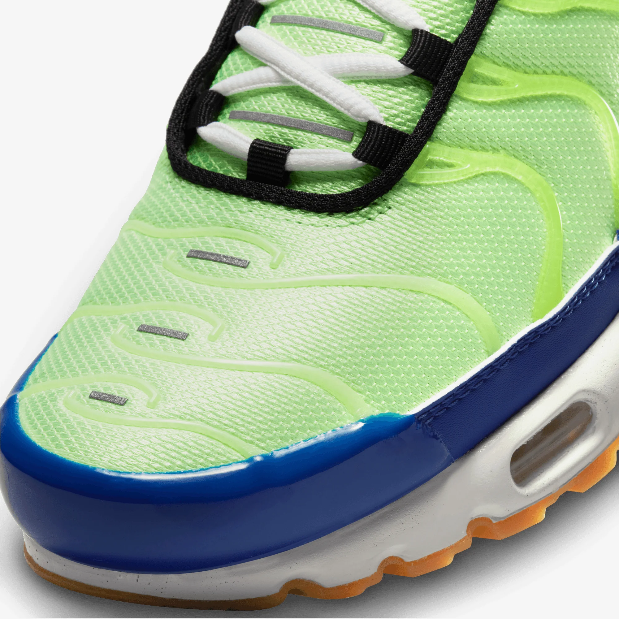 Nike | AIR MAX PLUS SE { GHOST GREEN/BLACK-OLD ROYAL-SUMMIT WHITE - Image 4