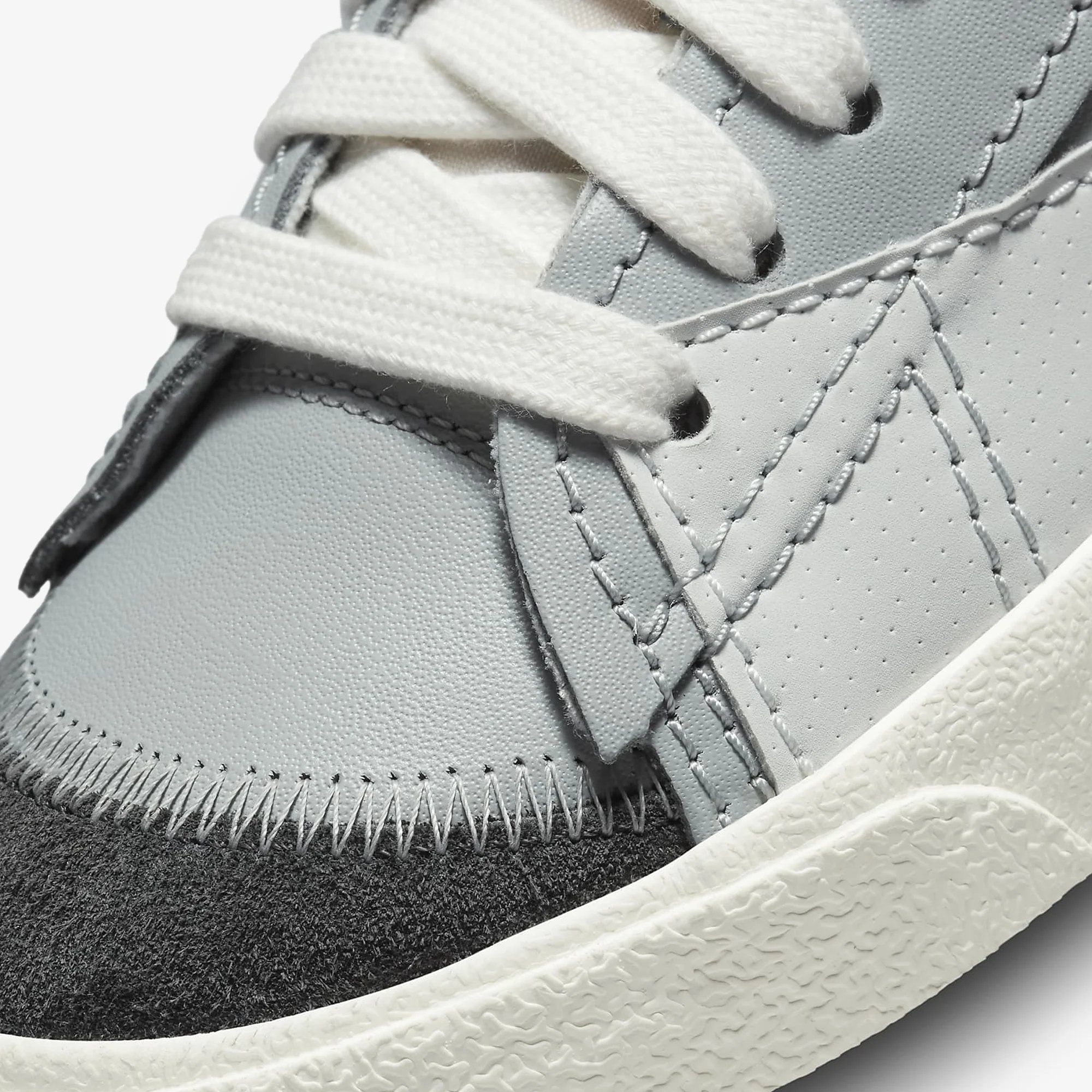 Nike | BLAZER LOW '77 JUMBO SE { LT SMOKE GREY/SAIL-PHOTON DUST - Image 4