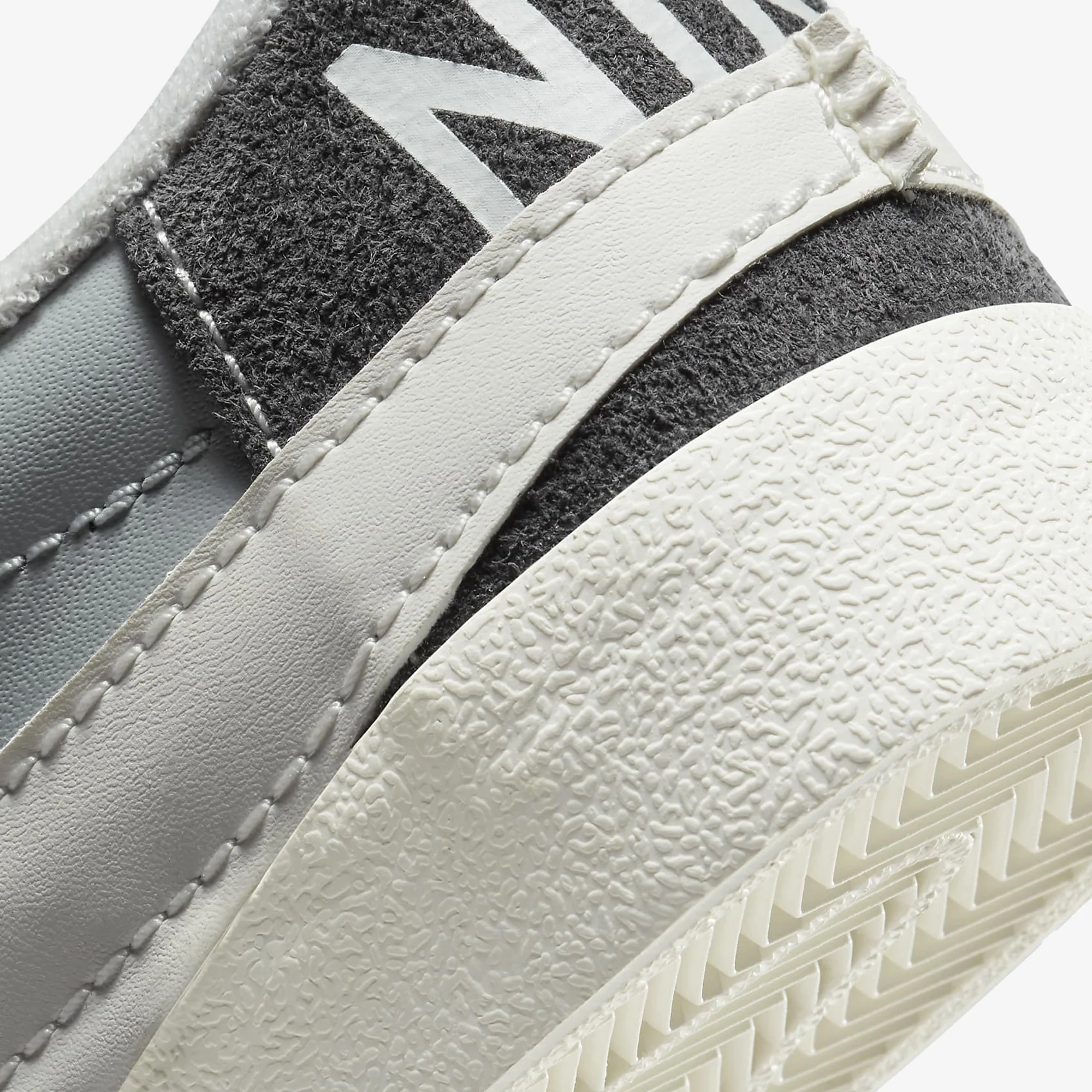Nike | BLAZER LOW '77 JUMBO SE { LT SMOKE GREY/SAIL-PHOTON DUST - Image 5