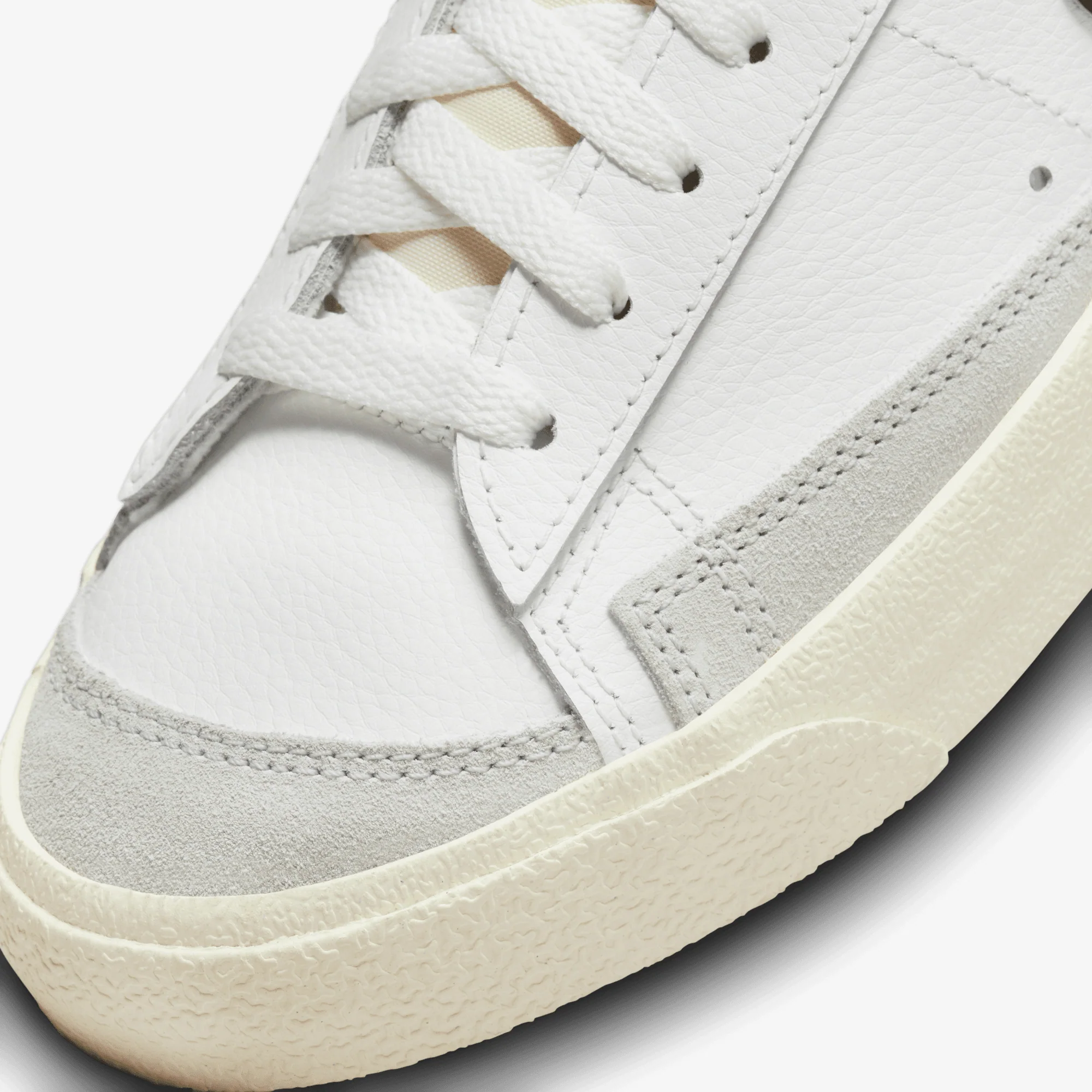 Nike | BLAZER LOW '77 SE REMIX { SUMMIT WHITE/LIGHT SILVER-BLACK - Image 4