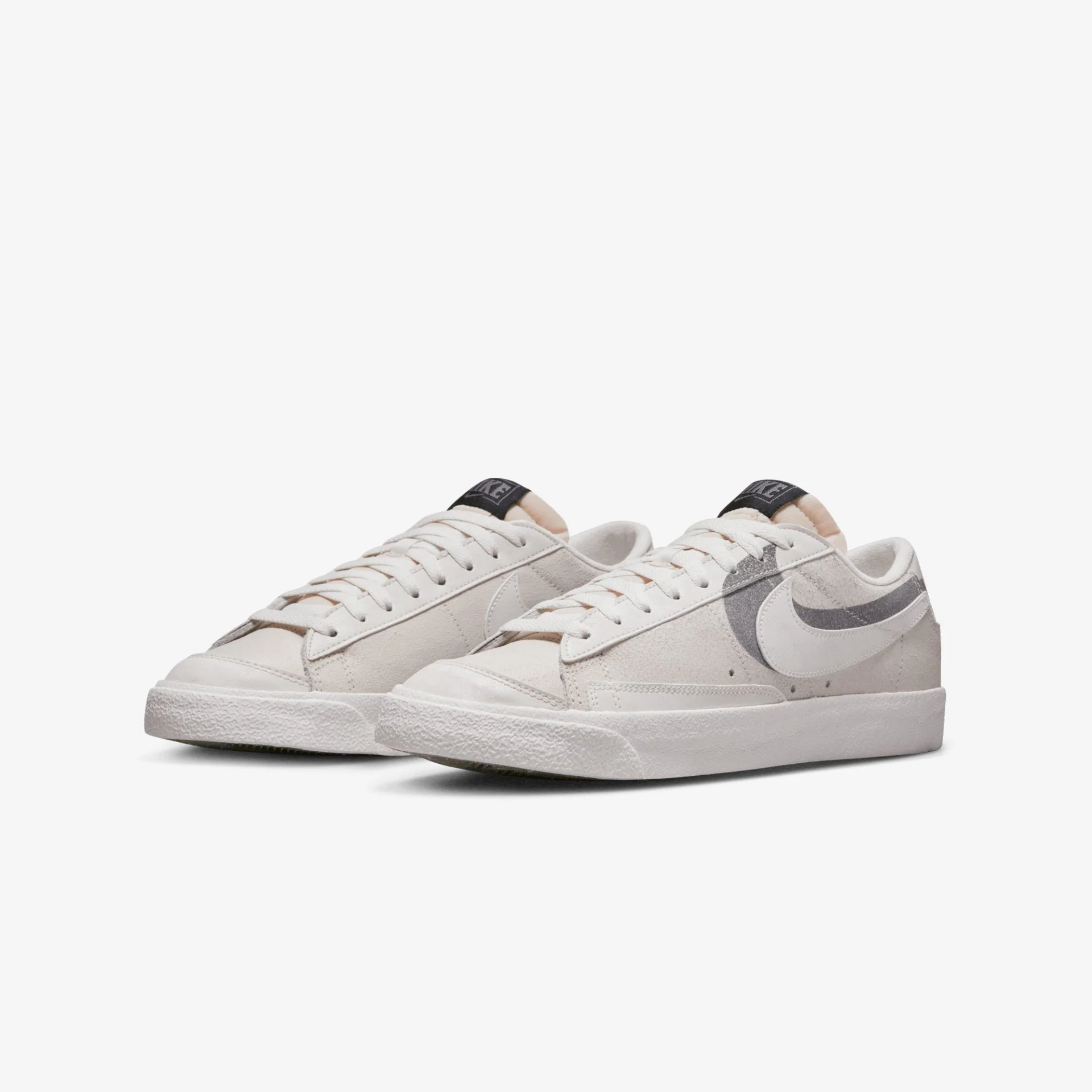 Nike | BLAZER LOW PRM { GHOST GREEN/SCREAM GREEN - Image 2