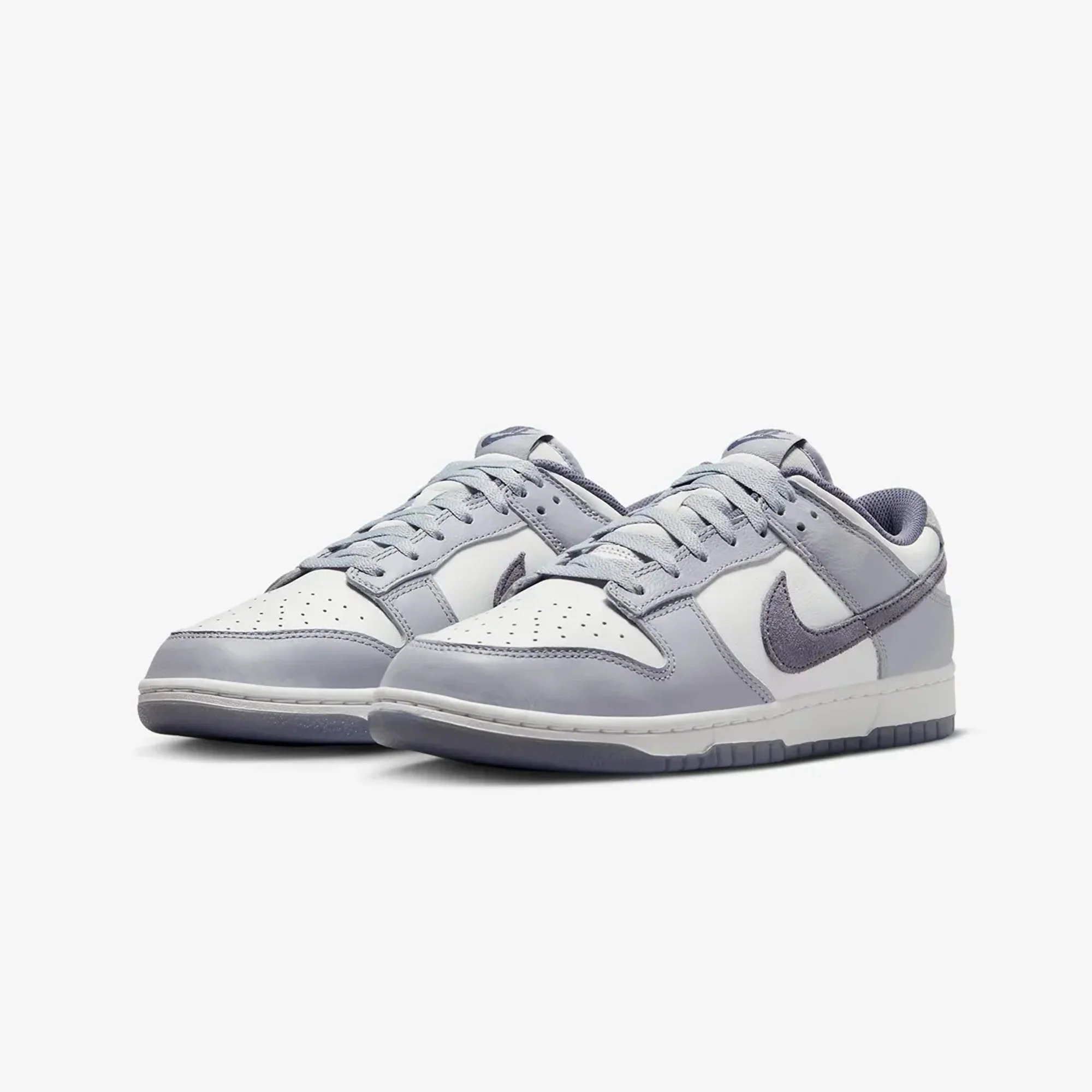 Nike | DUNK LOW RETRO SE { WHITE/LIGHT CARBON-PLATINUM TINT - Image 2