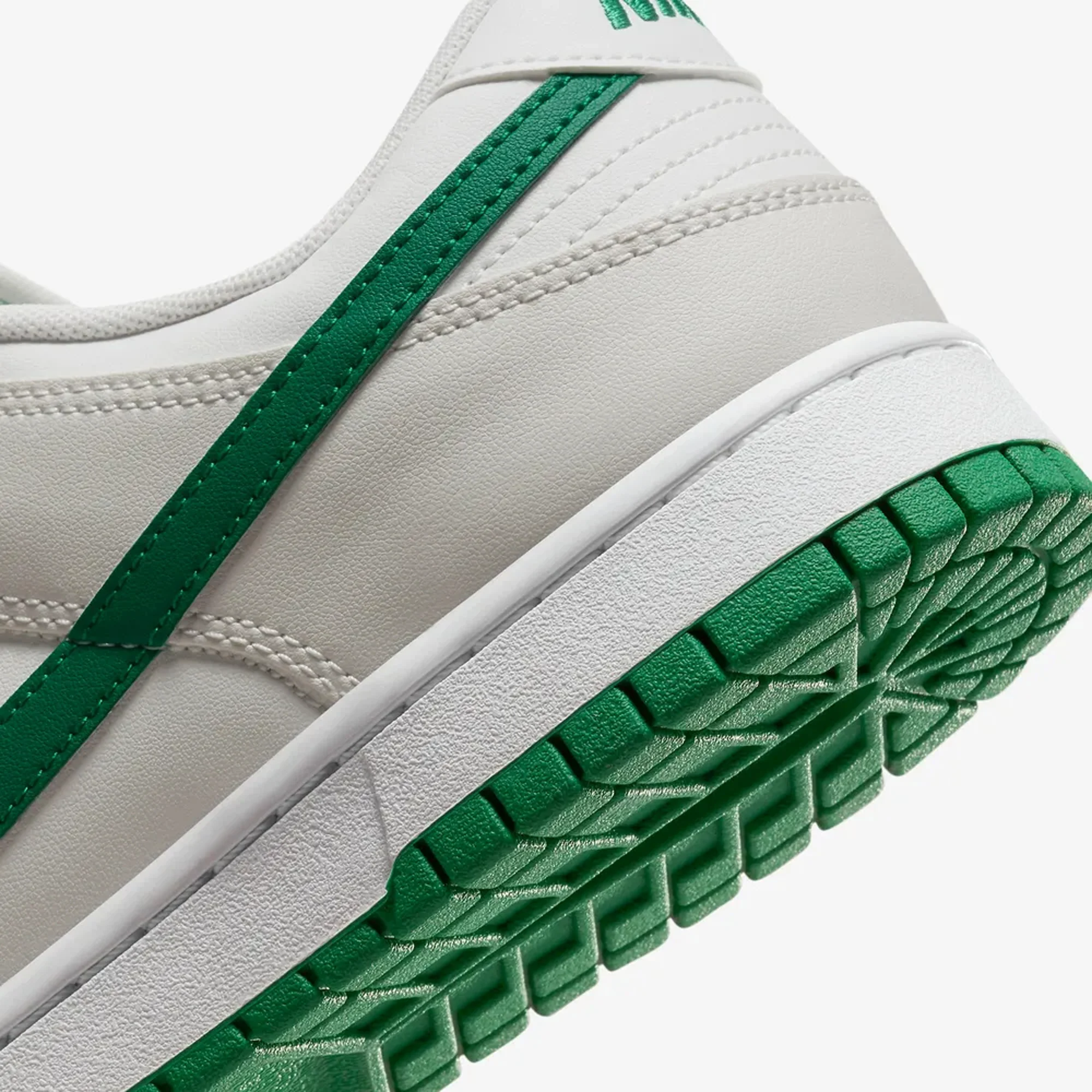 Nike | DUNK LOW RETRO { SUMMIT WHITE/MALACHITE-PLATINUM TINT - Image 5