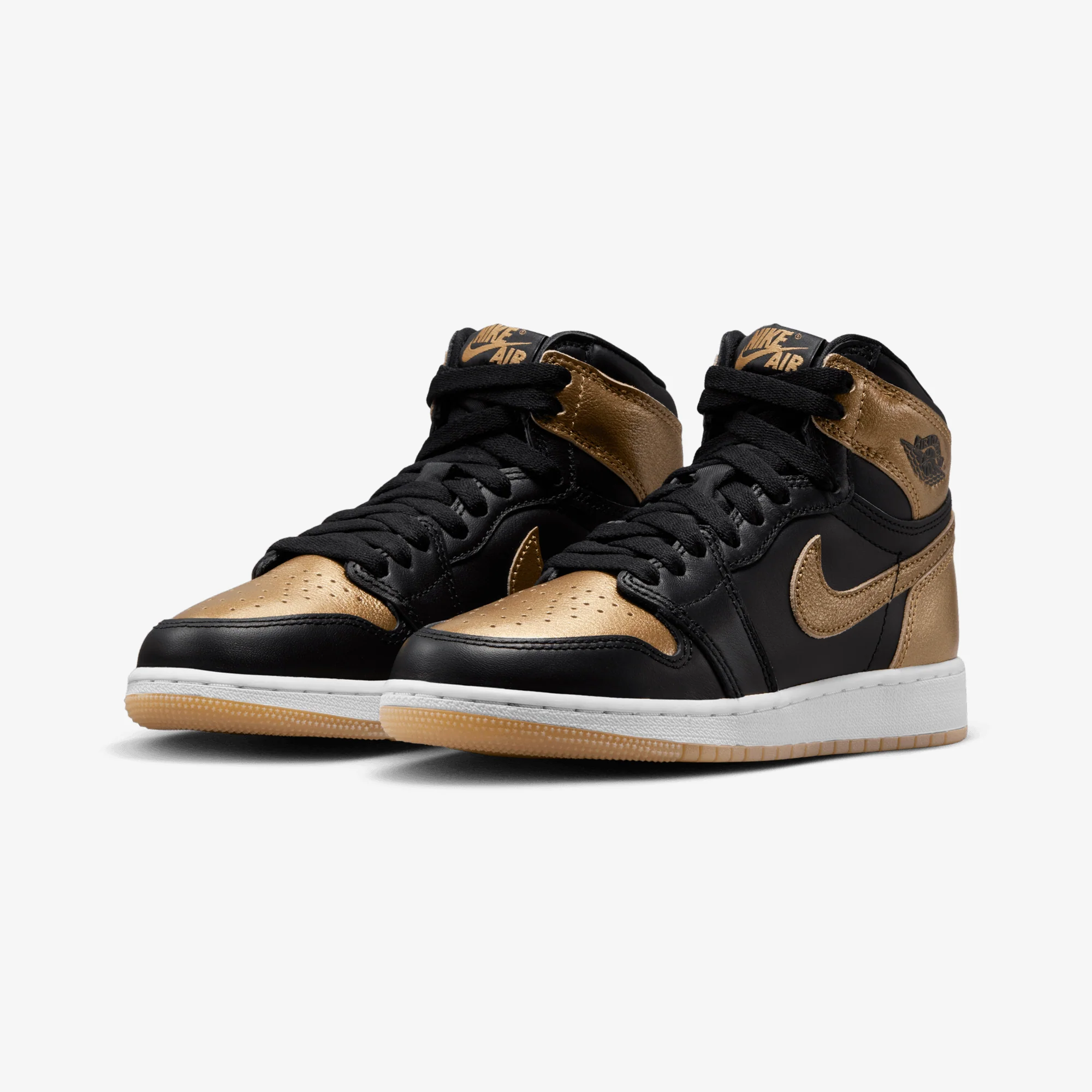 JORDAN | AIR JORDAN 1 HIGH OG (GS) { BLACK/METALLIC GOLD-SAIL - Image 3