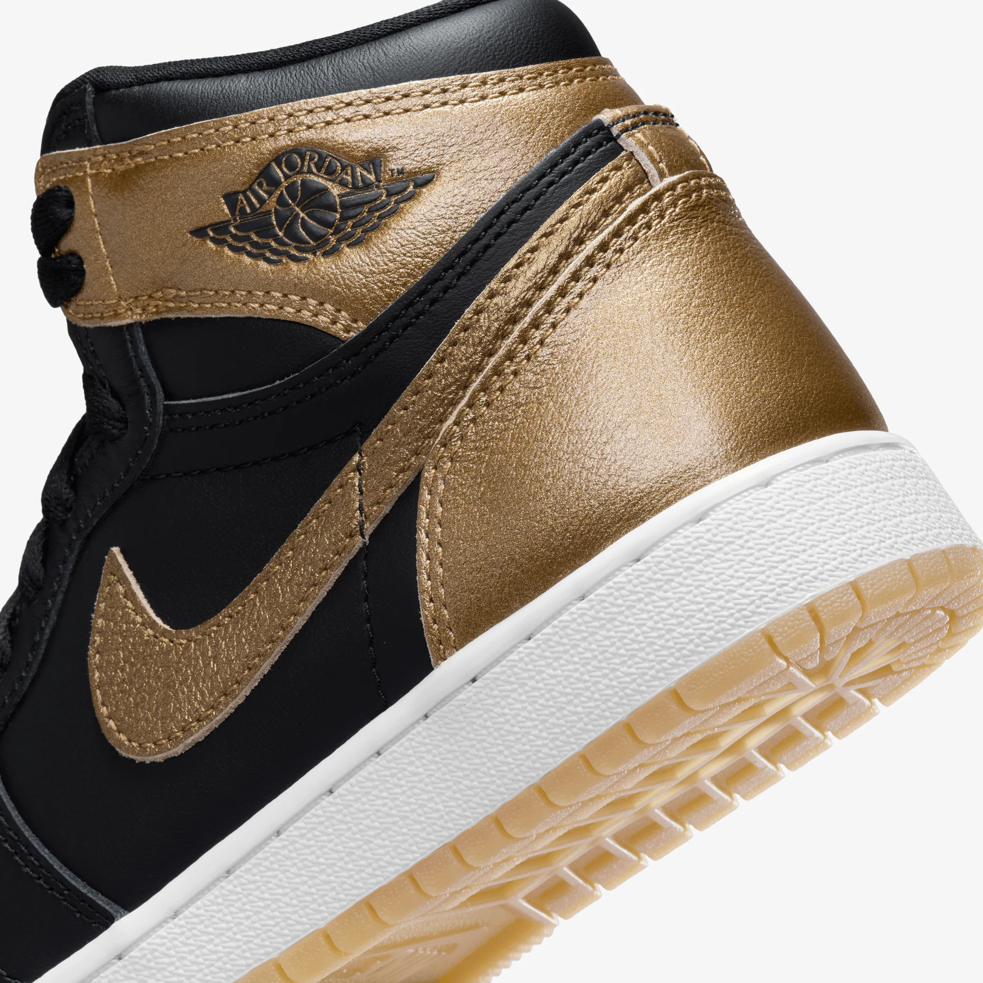 JORDAN | AIR JORDAN 1 HIGH OG (GS) { BLACK/METALLIC GOLD-SAIL - Image 6