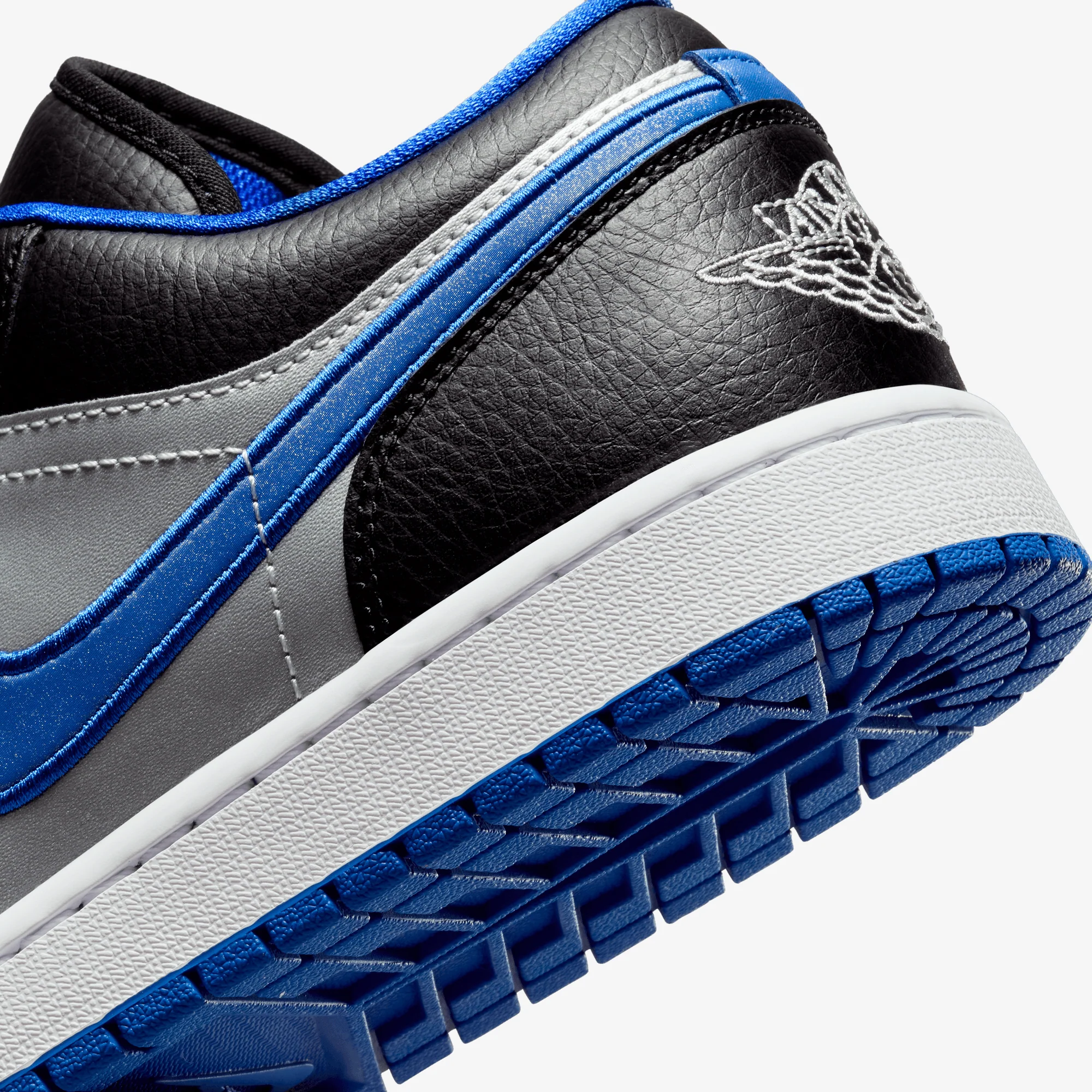 JORDAN | AIR JORDAN 1 LOW { BLACK/WHITE-GAME ROYAL-MTLC PLATINUM - Image 6