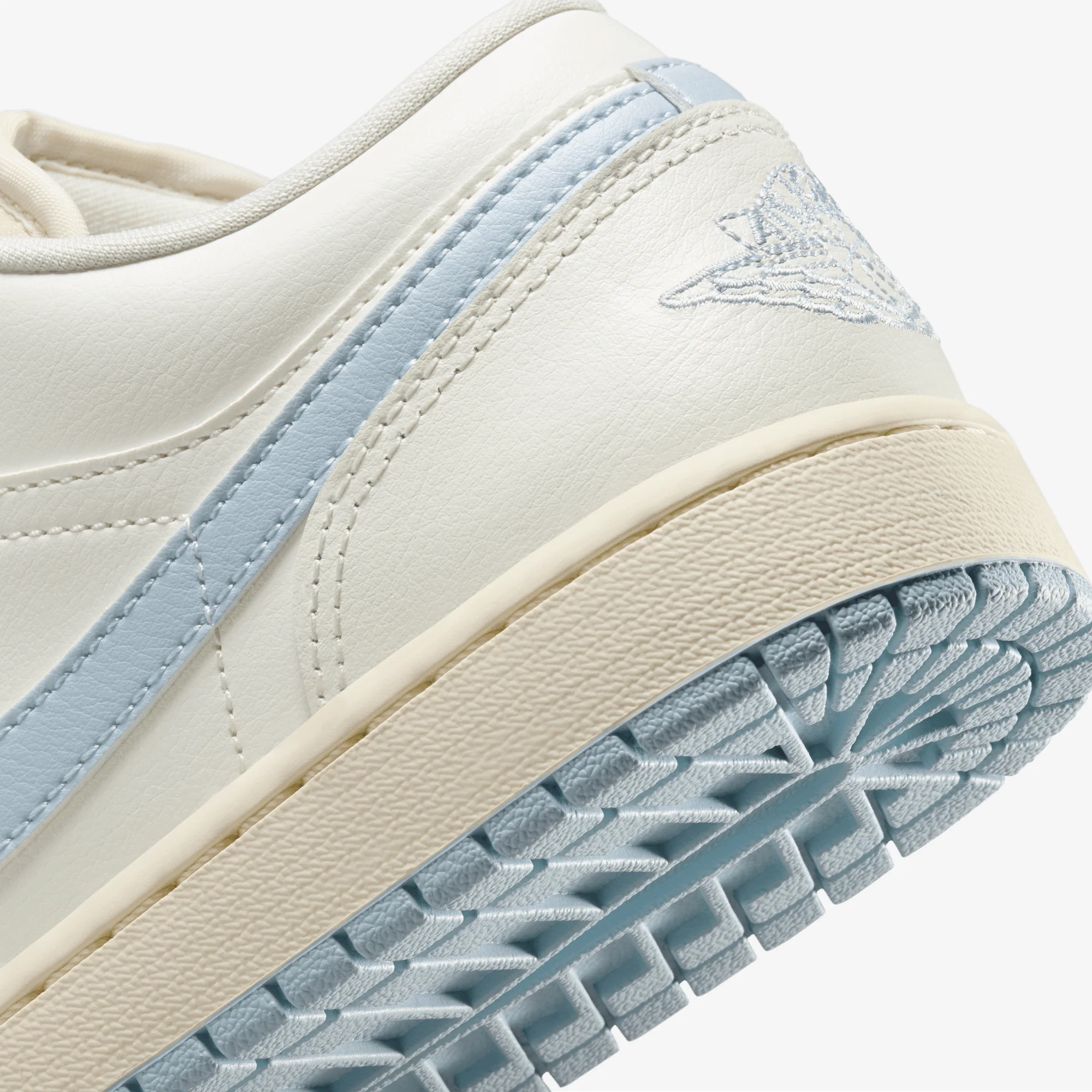 JORDAN | AIR JORDAN 1 LOW { SAIL/GHOST-COCONUT MILK - Image 6