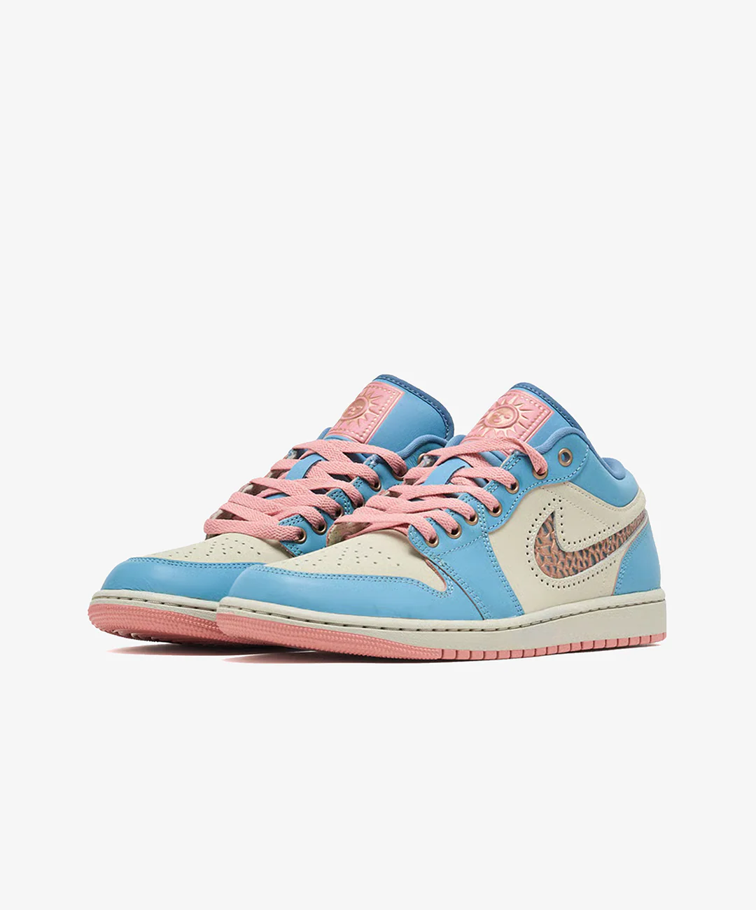 JORDAN | AIR JORDAN 1 LOW SE { DENIM TURQ/SMOKEY BLUE-RED STARDUST - Image 2