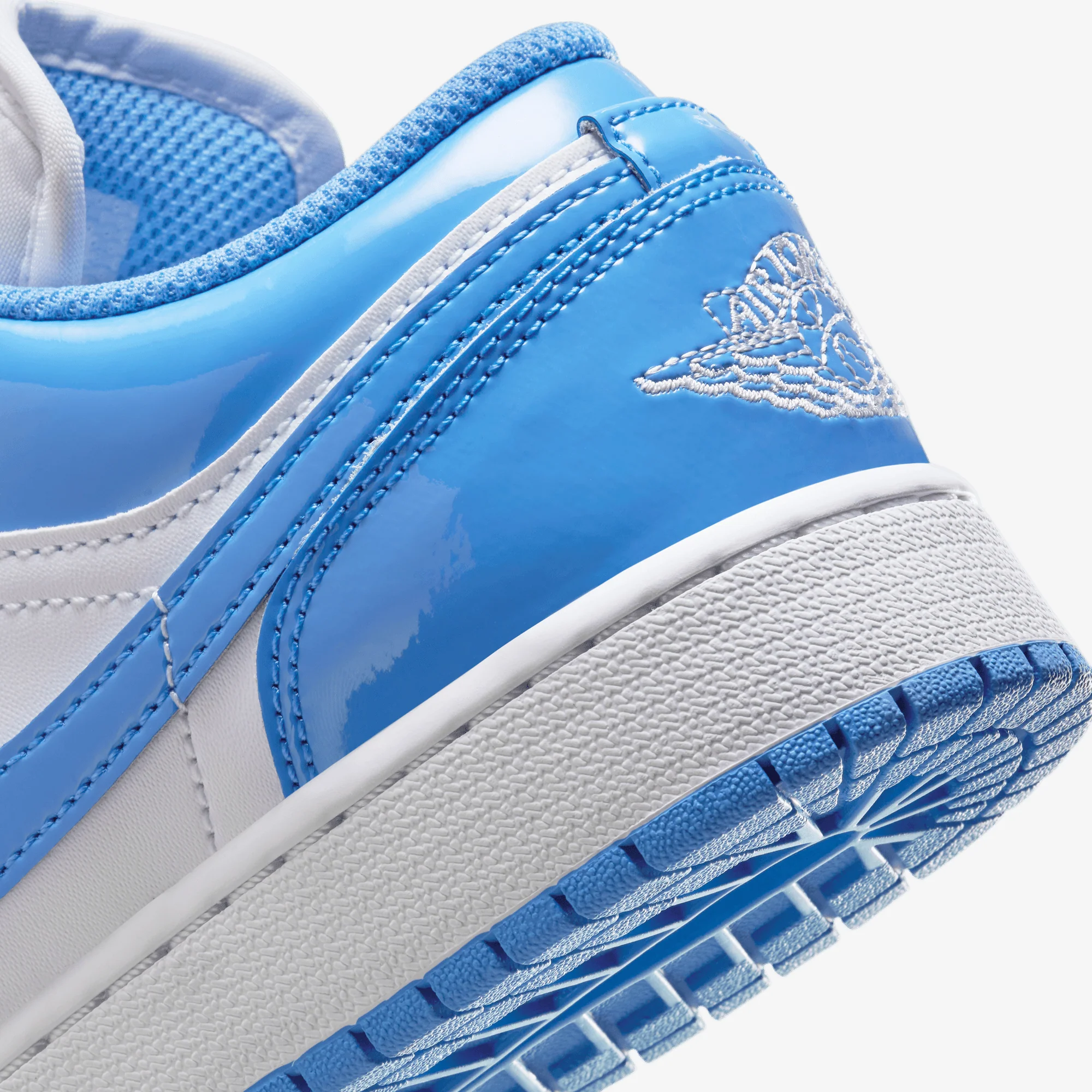 JORDAN | AIR JORDAN 1 LOW SE (GS) { WHITE/LEGEND BLUE - Image 6