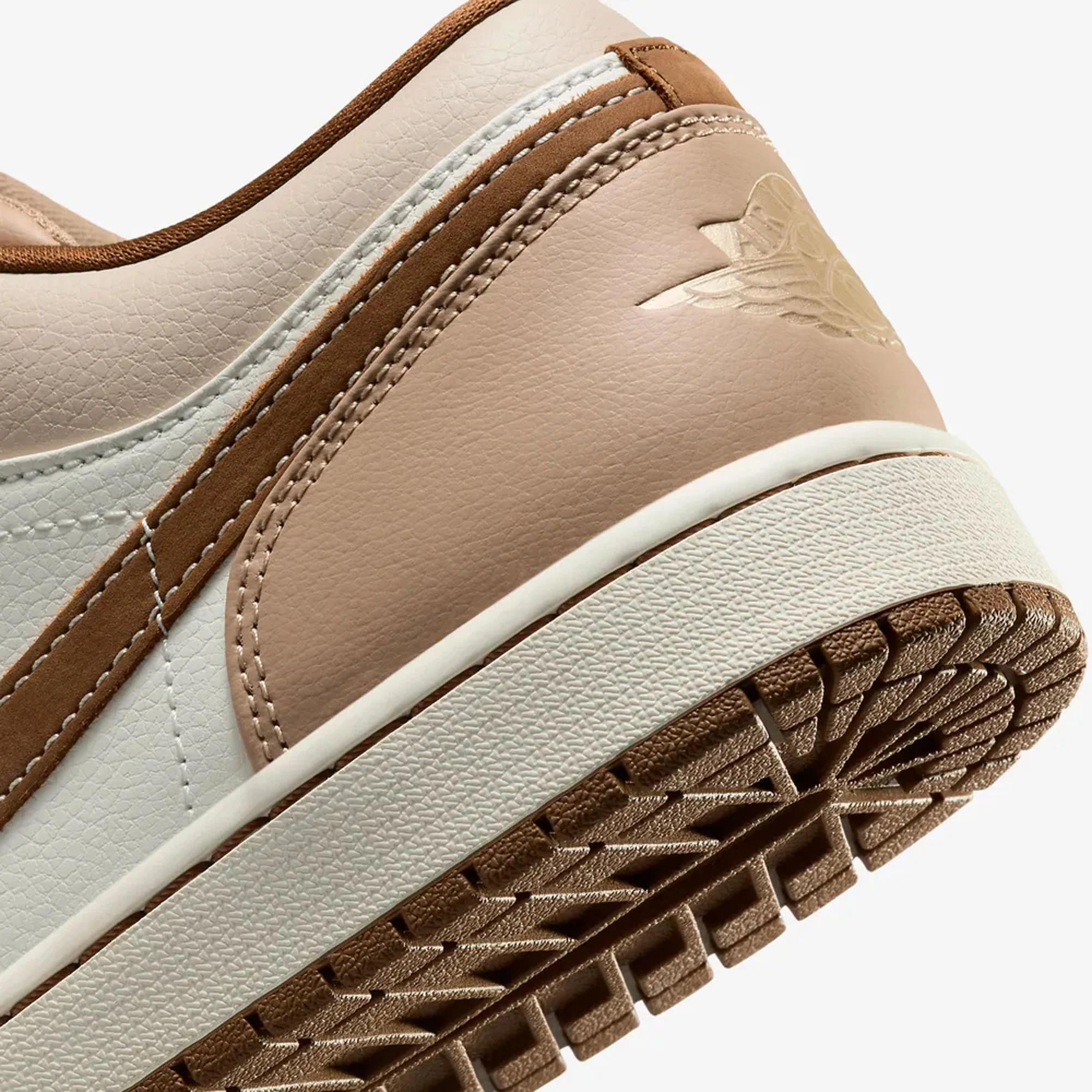 JORDAN | AIR JORDAN 1 LOW SE { HEMP/LT BRITISH TAN-SAIL-OATMEAL - Image 5