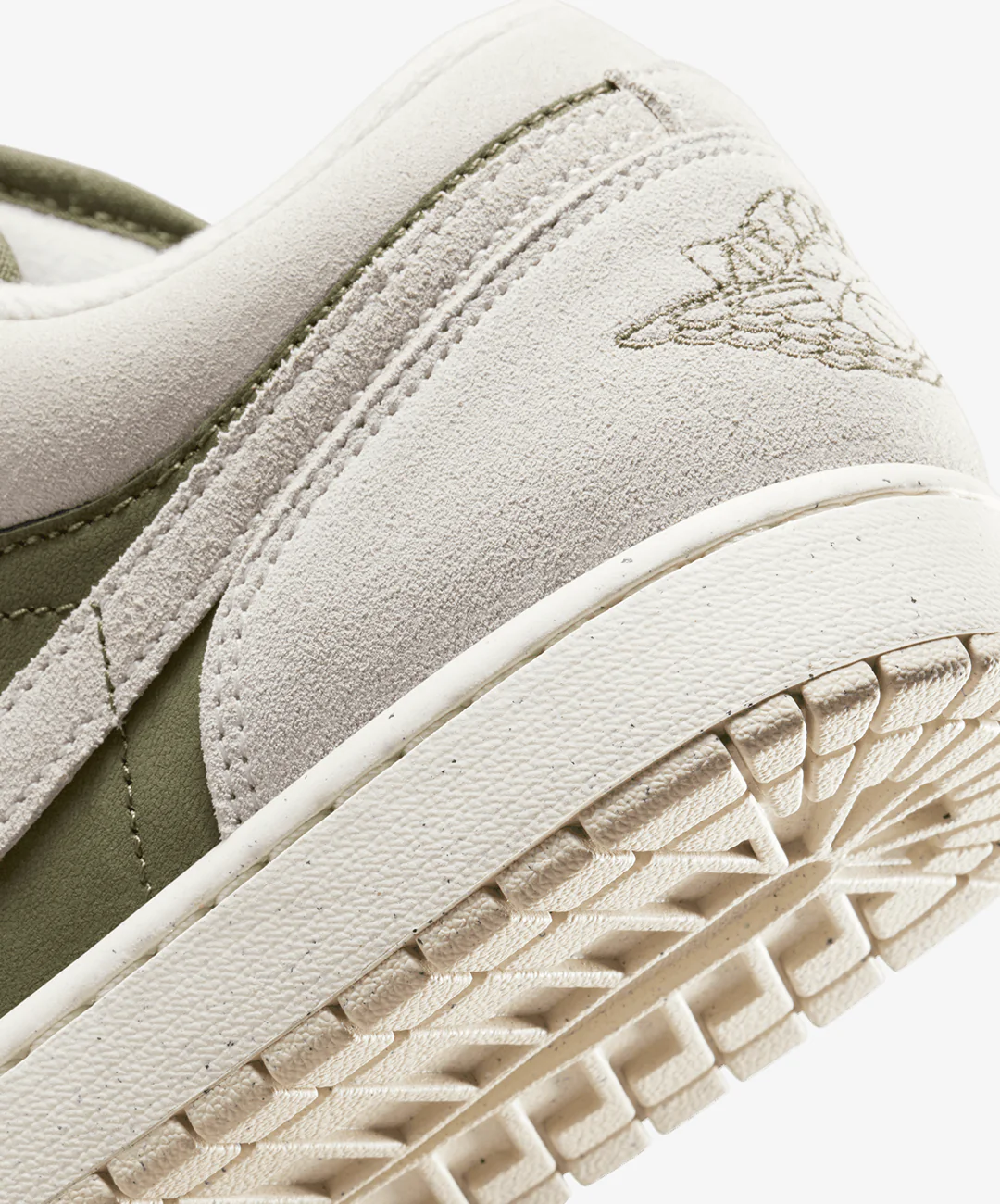 JORDAN | AIR JORDAN 1 LOW SE { MEDIUM OLIVE/LT OREWOOD BRN-SAIL - Image 6