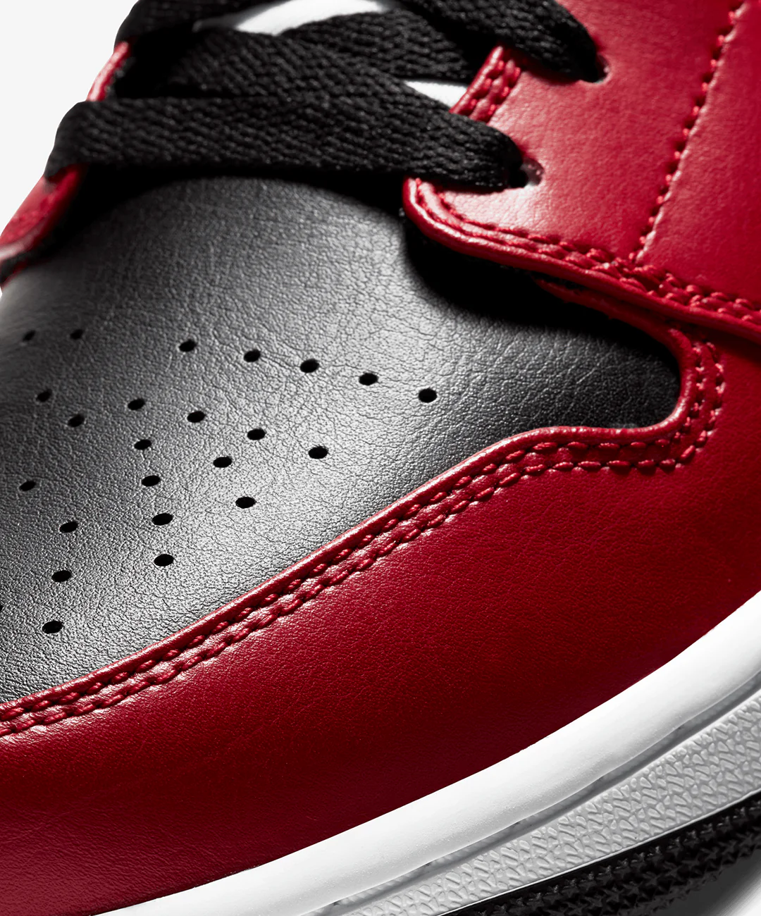 JORDAN | AIR JORDAN 1 MID { BLACK/BLACK-GYM RED - Image 5