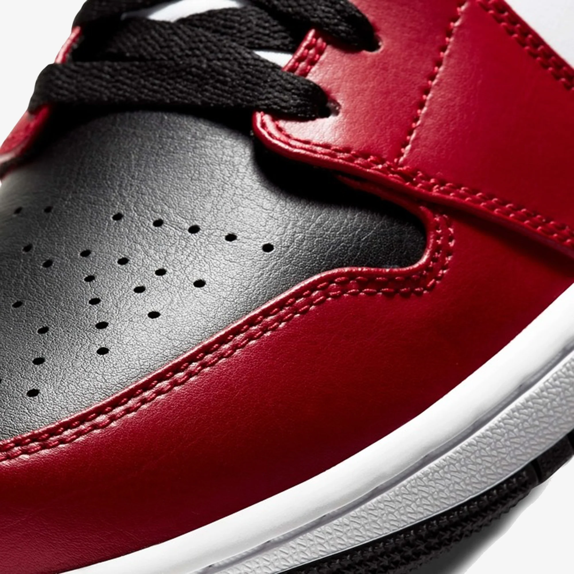 JORDAN | AIR JORDAN 1 MID { BLACK/GYM RED - Image 5
