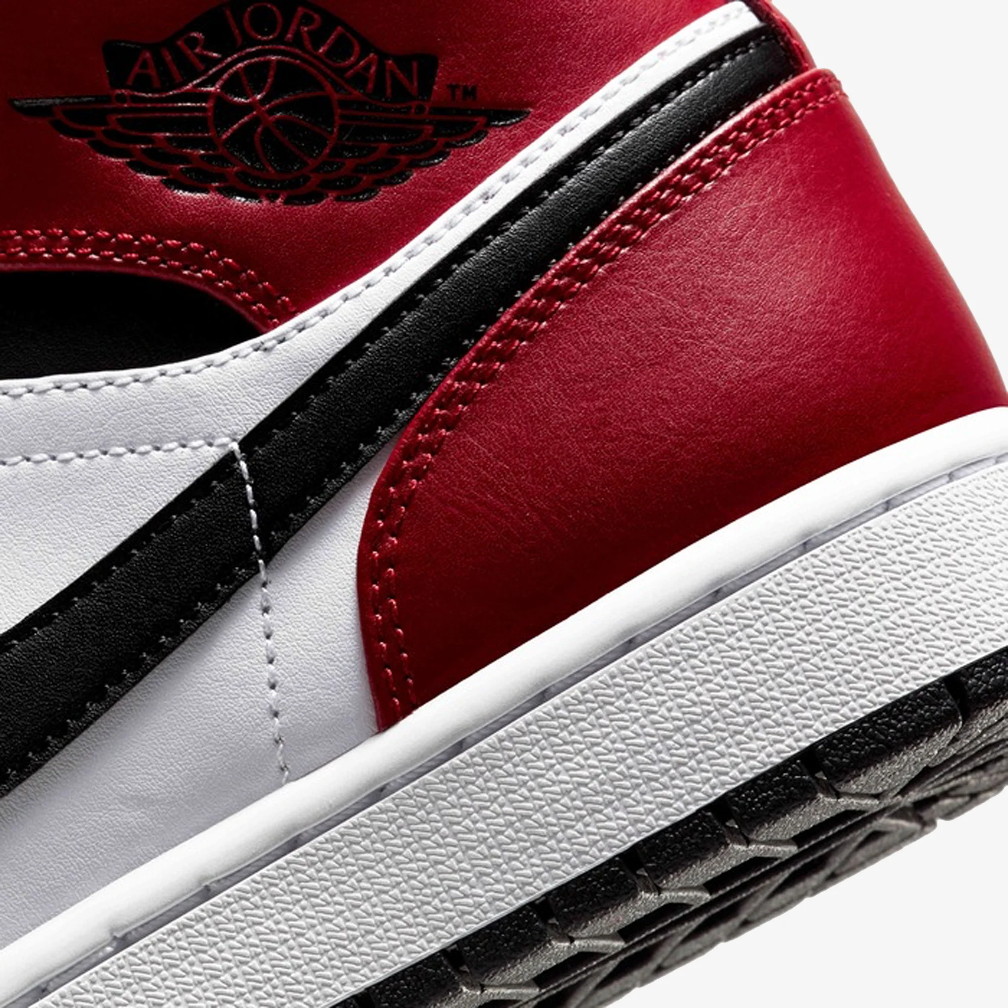 JORDAN | AIR JORDAN 1 MID { BLACK/GYM RED - Image 6