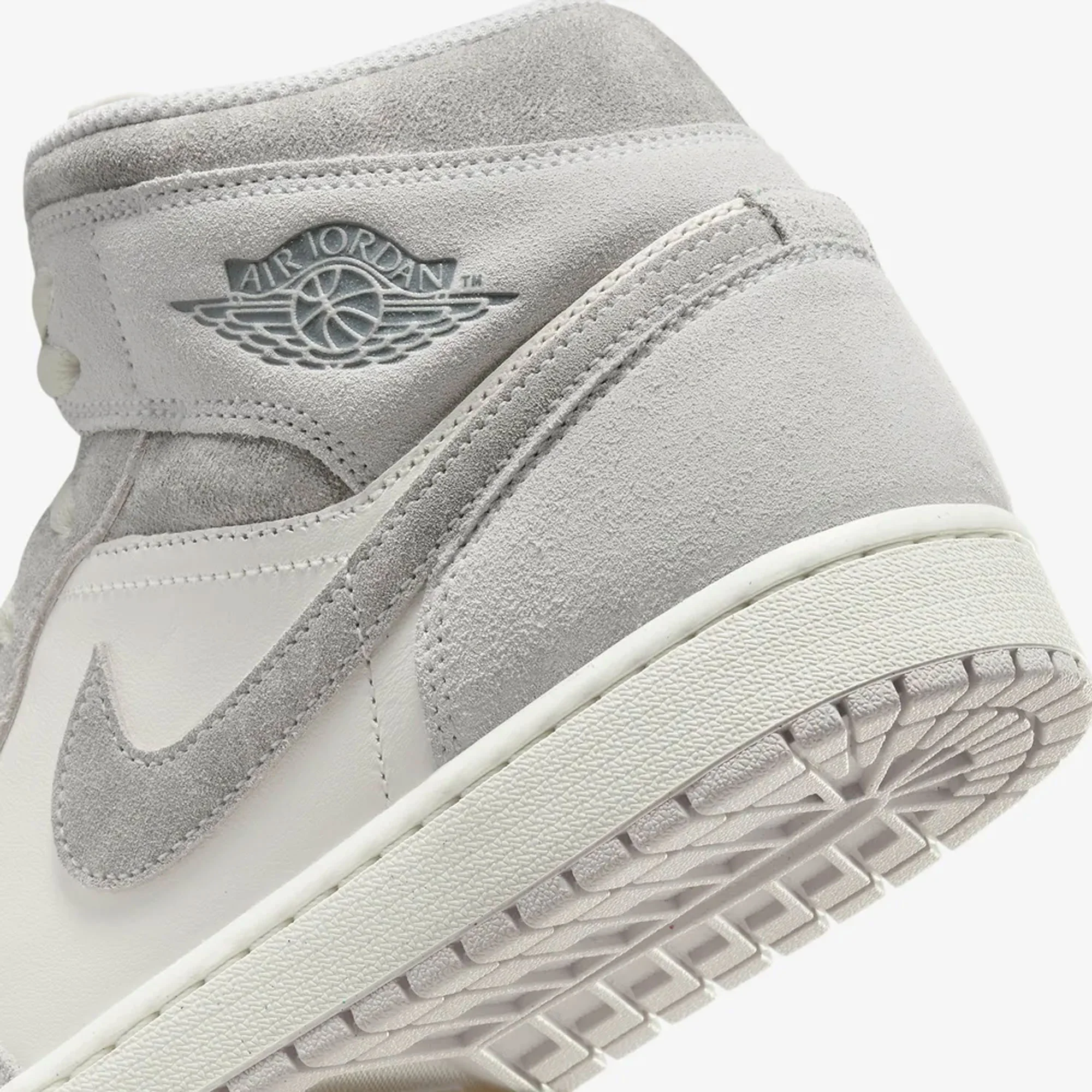JORDAN | AIR JORDAN 1 MID SE { NEUTRAL GREY/SMOKE GREY-SAIL - Image 4