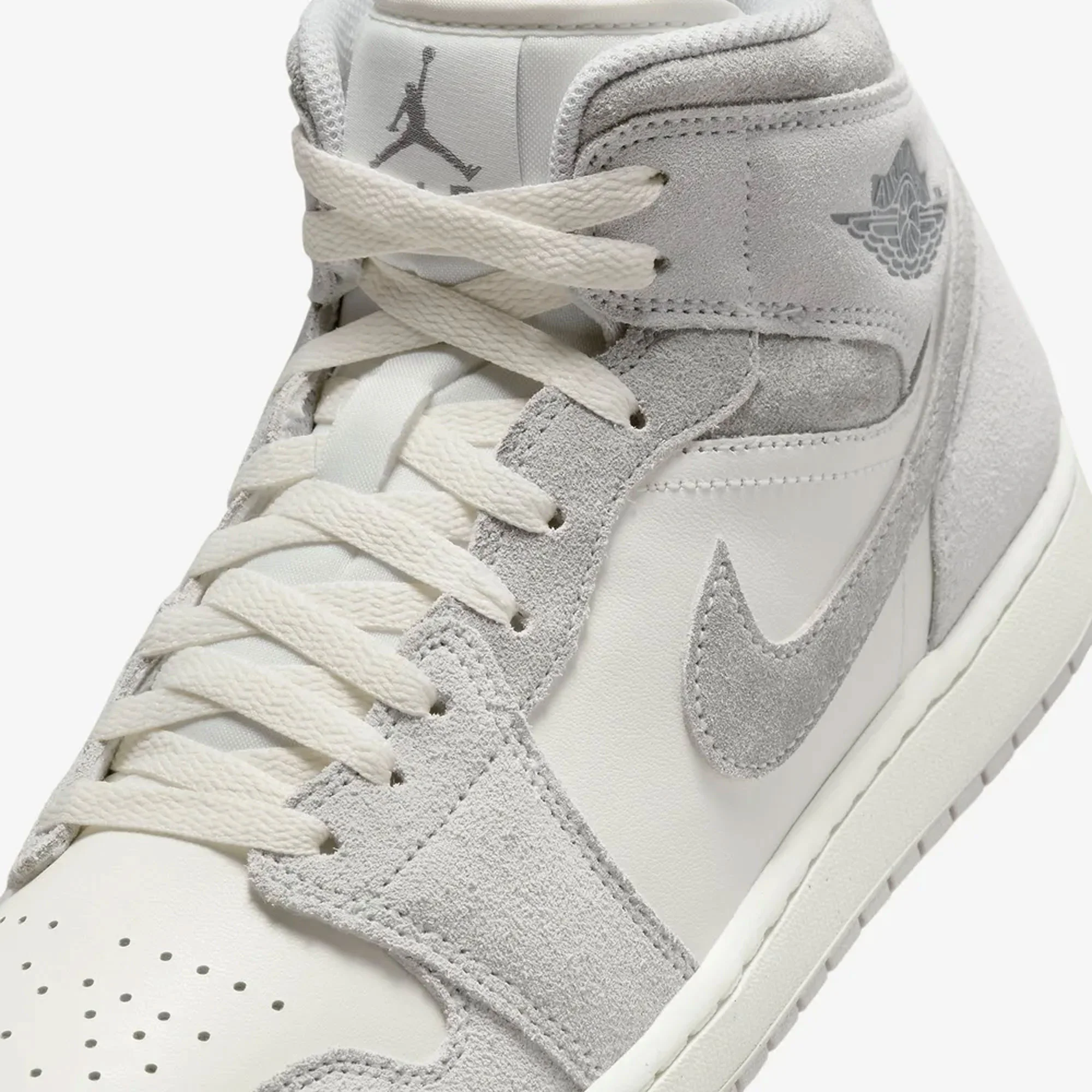 JORDAN | AIR JORDAN 1 MID SE { NEUTRAL GREY/SMOKE GREY-SAIL - Image 5