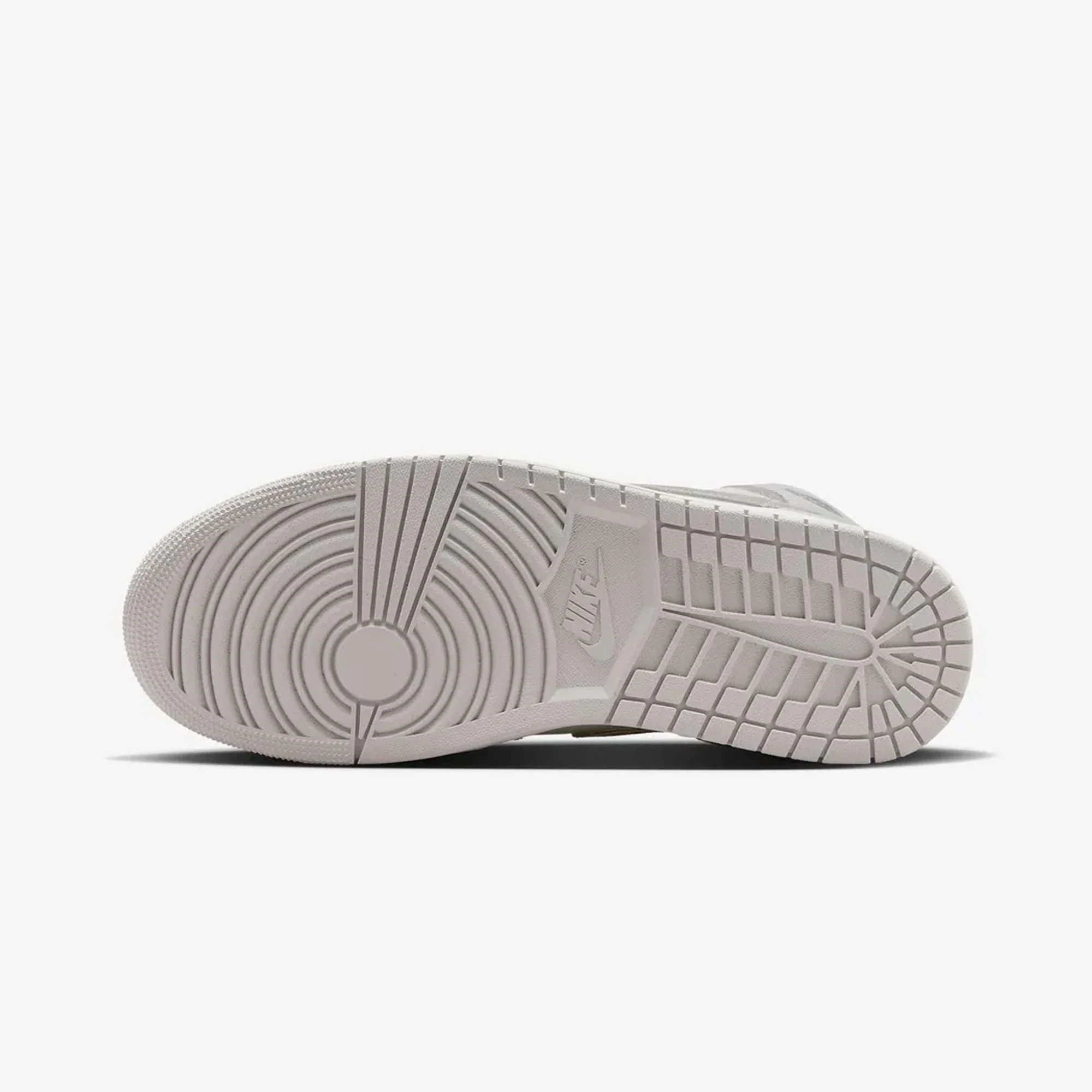 JORDAN | AIR JORDAN 1 MID SE { NEUTRAL GREY/SMOKE GREY-SAIL - Image 6