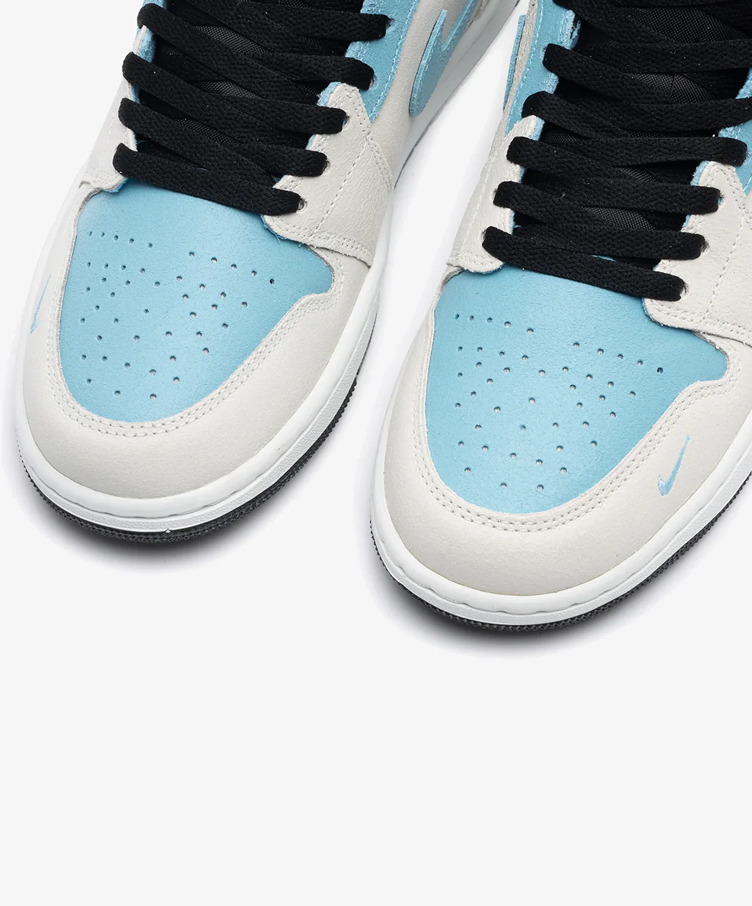 JORDAN | AIR JORDAN 1 MID { SUMMIT WHITE/BLUE CHILL-BLACK - Image 4