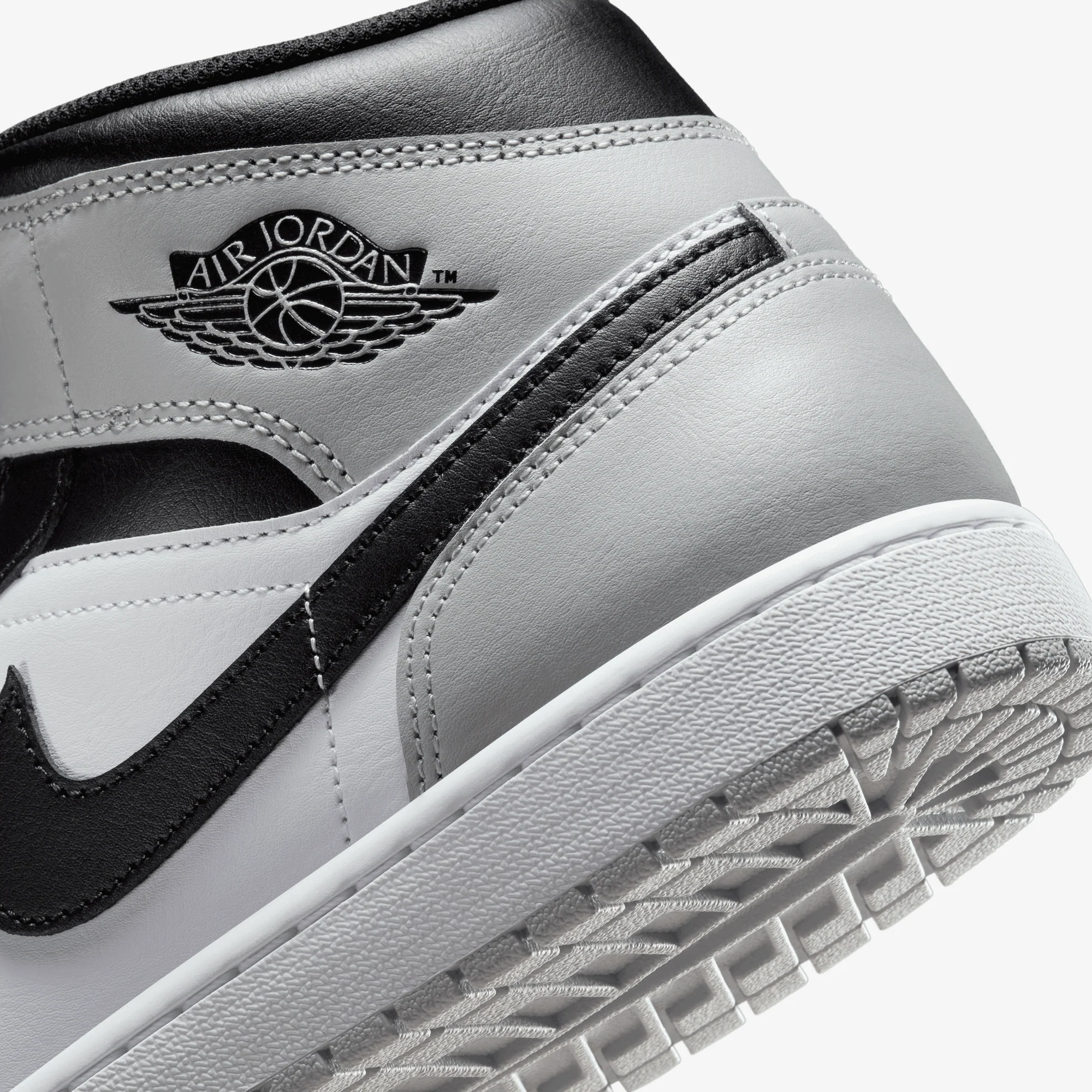 JORDAN | AIR JORDAN 1 MID { WHITE/BLACK-LT SMOKE GREY - Image 6