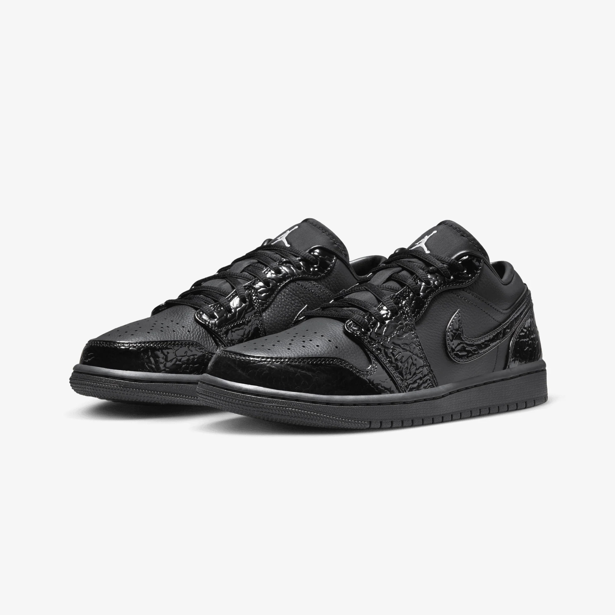 JORDAN | AIR JORDAN 1 LOW SE { BLACK/BLACK-WHITE-METALLIC SILVER - Image 3