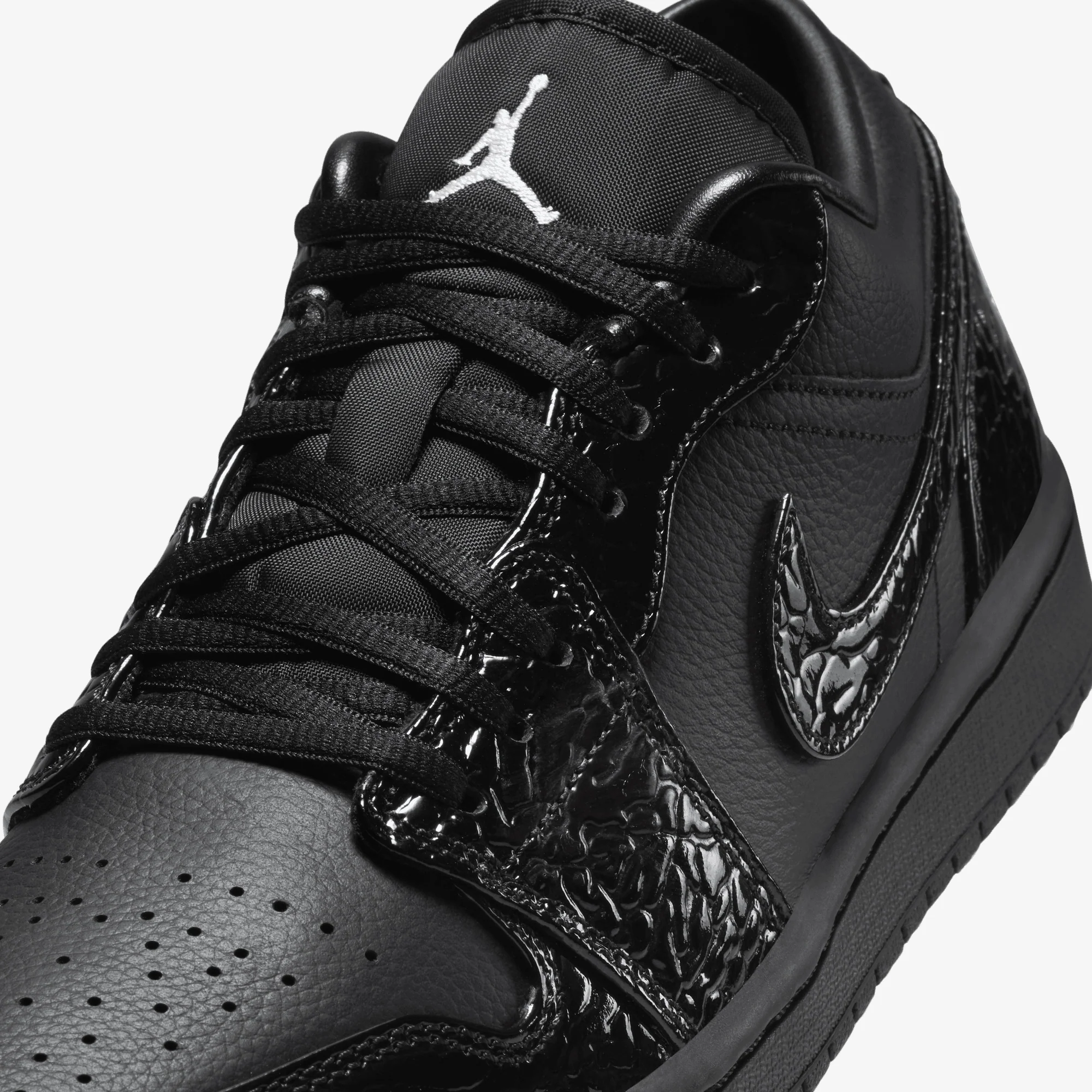 JORDAN | AIR JORDAN 1 LOW SE { BLACK/BLACK-WHITE-METALLIC SILVER - Image 5