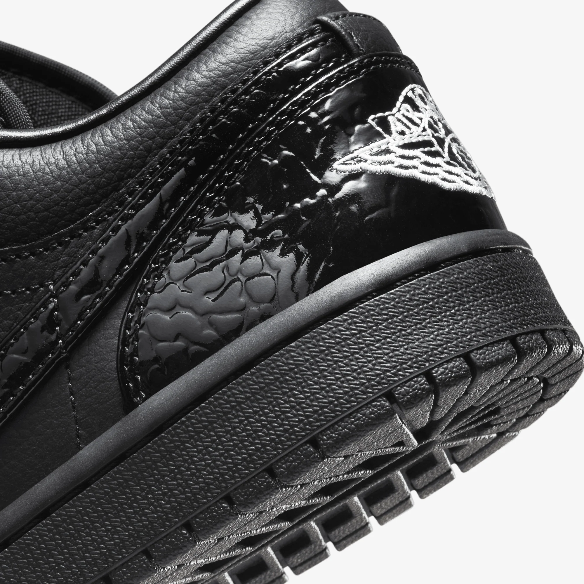 JORDAN | AIR JORDAN 1 LOW SE { BLACK/BLACK-WHITE-METALLIC SILVER - Image 6