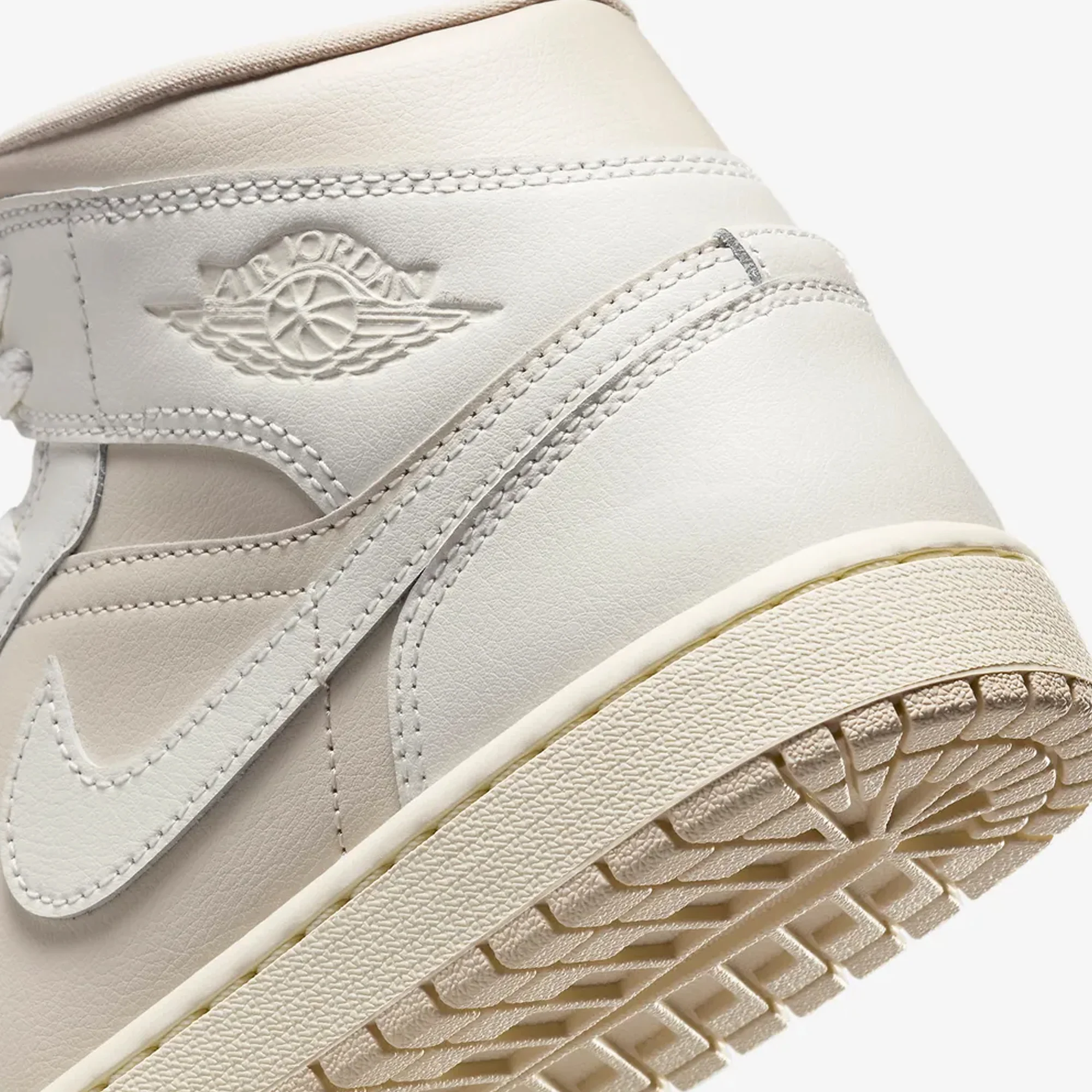 JORDAN | AIR JORDAN 1 MID { LEGEND LT BROWN/SAIL-MUSLIN - Image 6