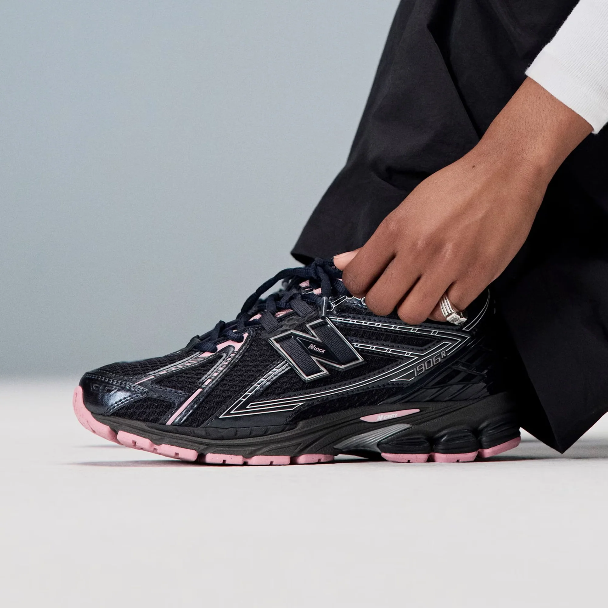 New Balance | 1906R { BLACK/SILVER - Image 2