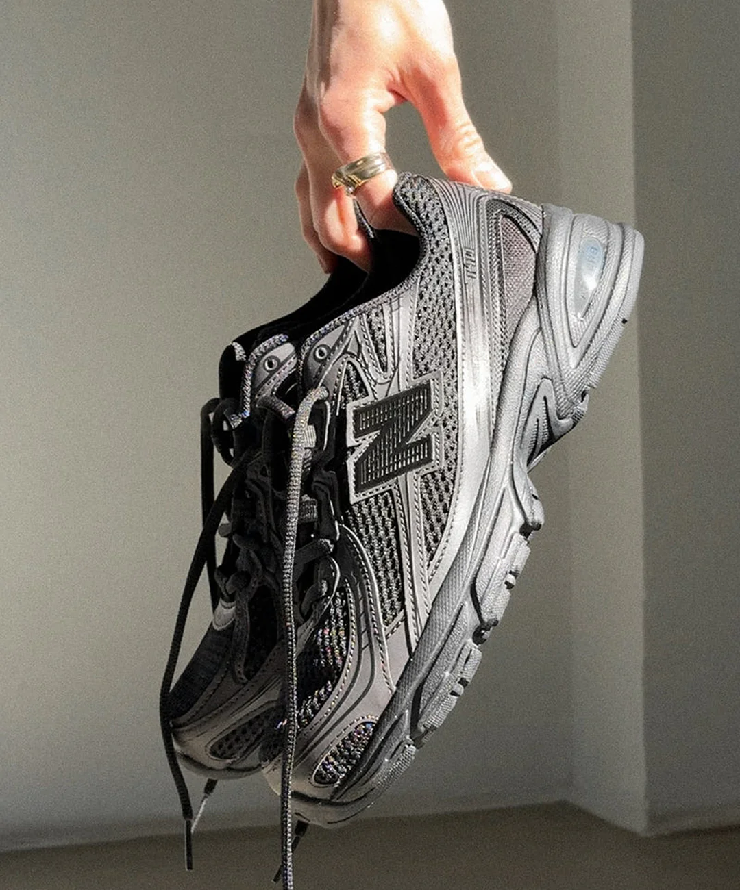 New Balance | 740 { BLACK/BLACK CEMENT - Image 5
