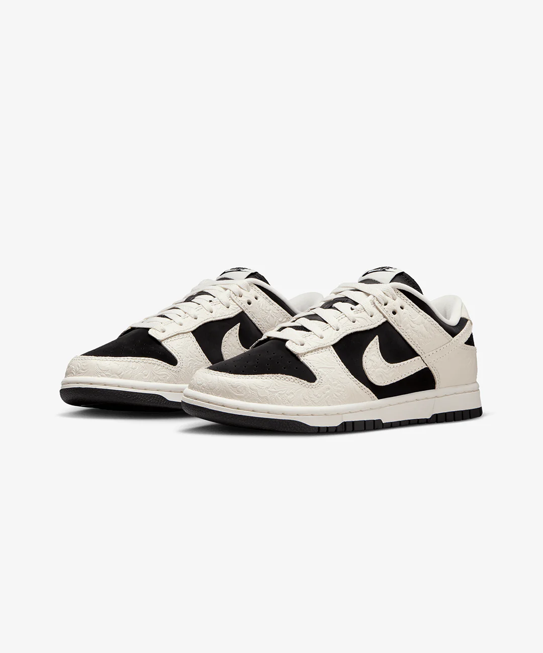 NIKE | DUNK LOW { BLACK/SAIL-SAIL-METALLIC GOLD - Image 3