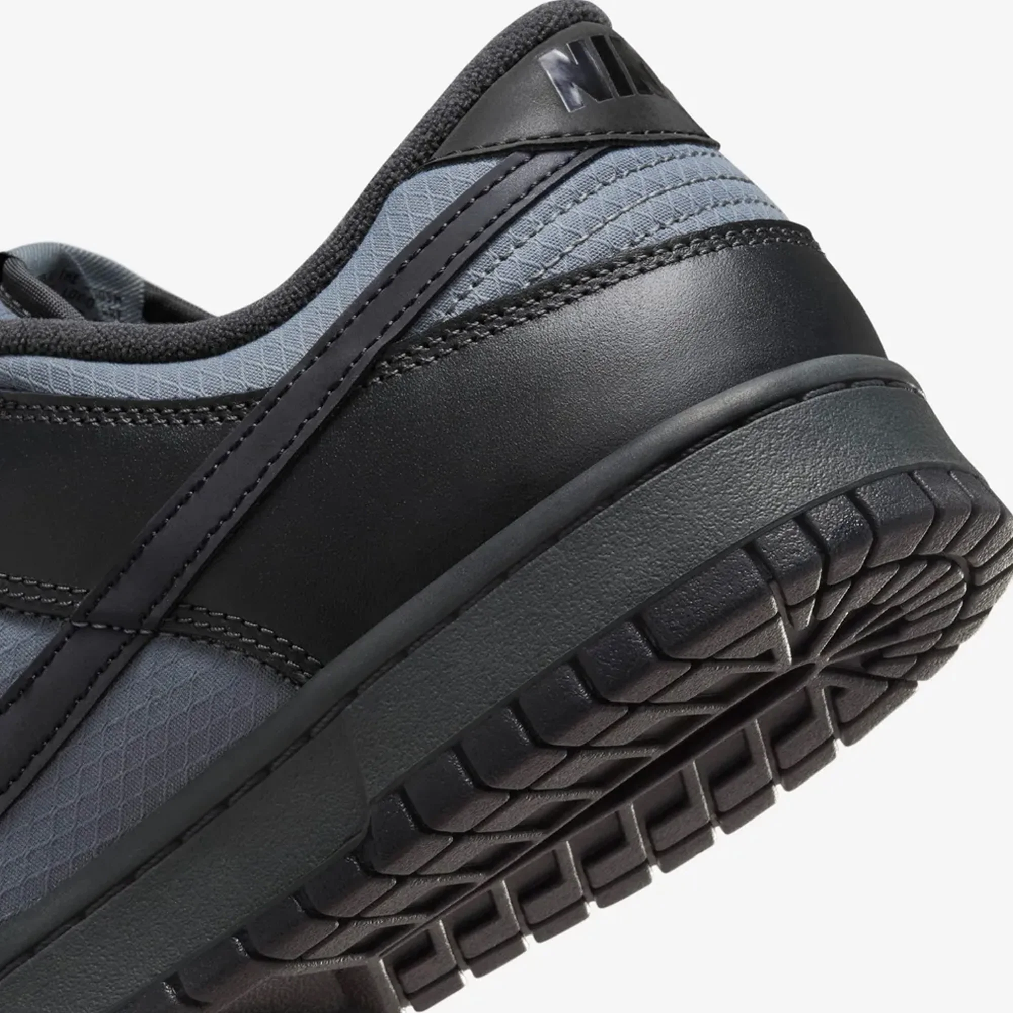 NIKE | DUNK LOW RETRO SE { OFF NOIR/BLACK-SMOKE GREY-ANTHRACITE - Image 6