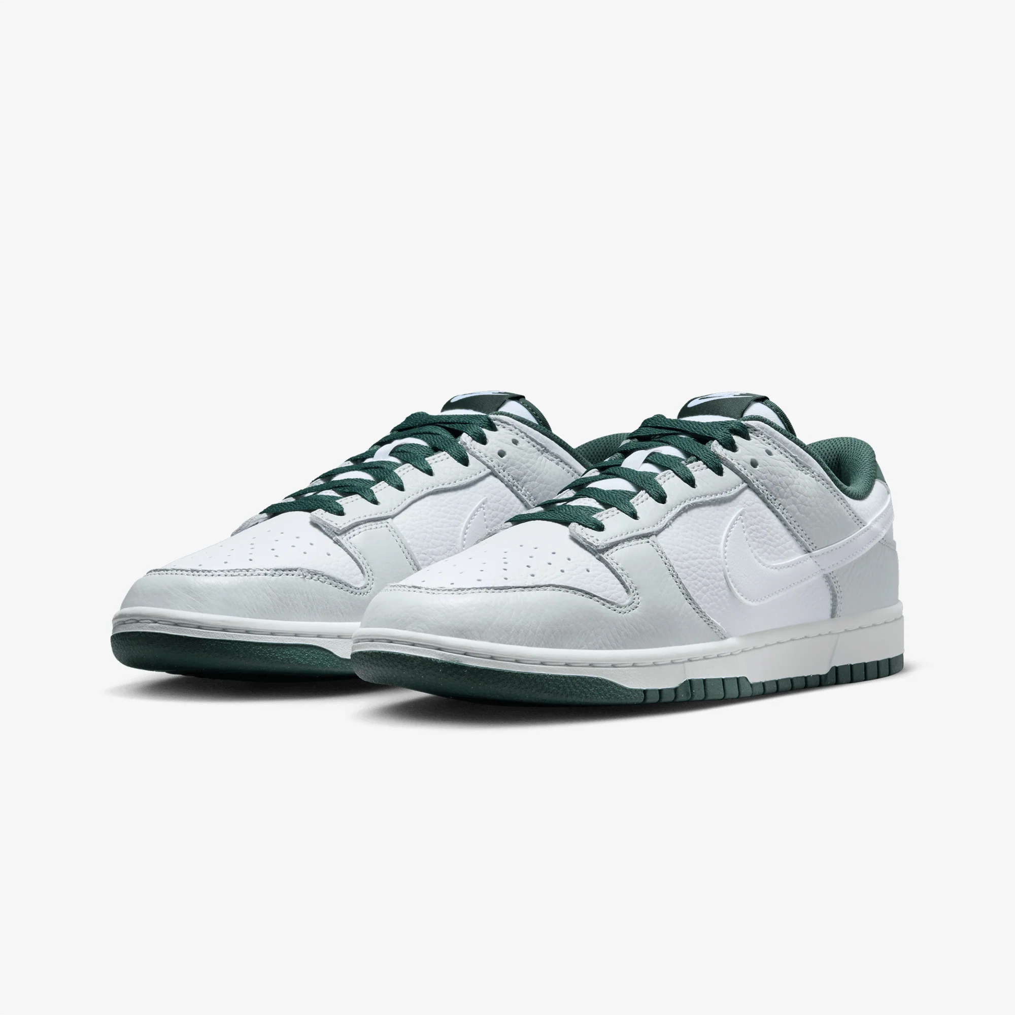 NIKE | DUNK LOW RETRO SE { PHOTON DUST/WHITE-VINTAGE GREEN - Image 3