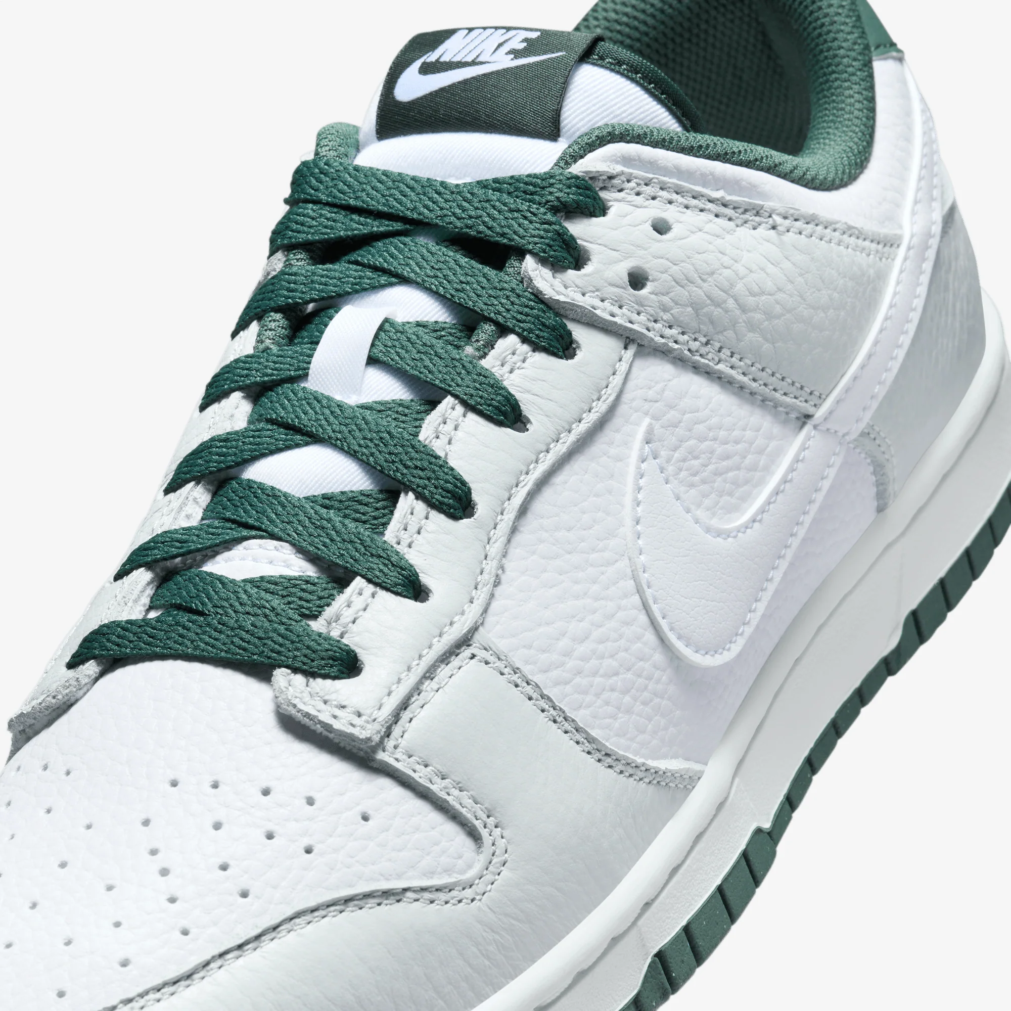 NIKE | DUNK LOW RETRO SE { PHOTON DUST/WHITE-VINTAGE GREEN - Image 5