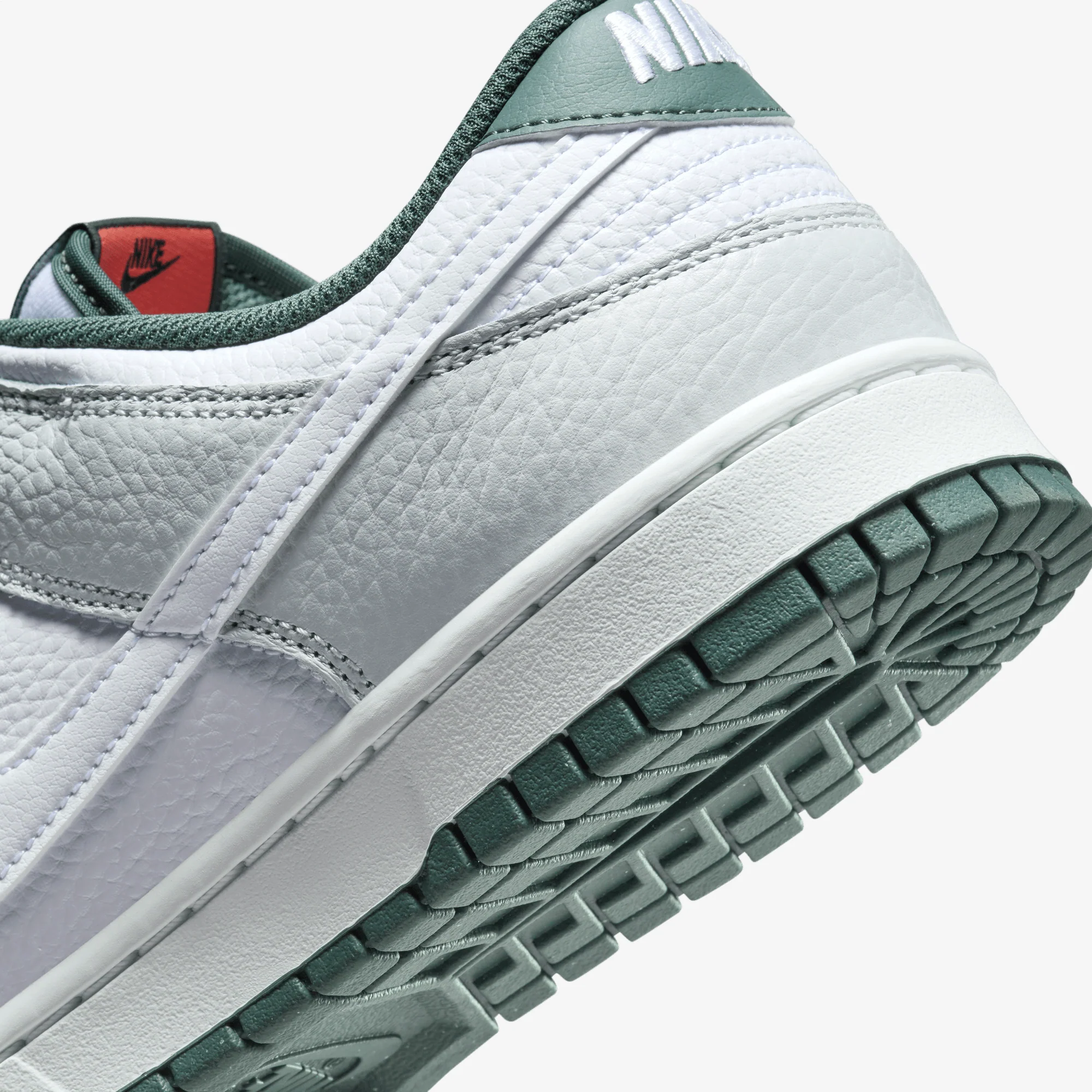 NIKE | DUNK LOW RETRO SE { PHOTON DUST/WHITE-VINTAGE GREEN - Image 6