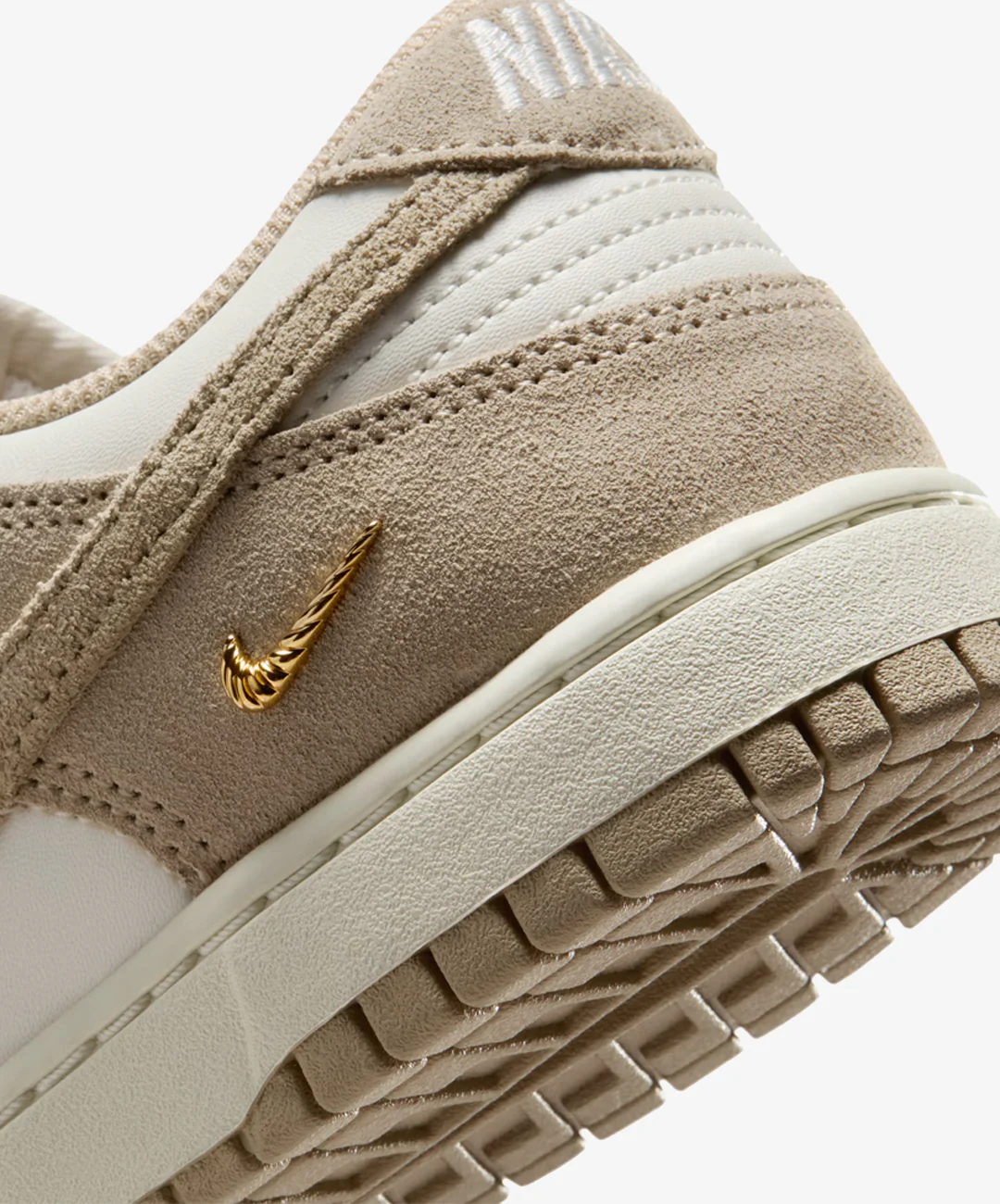 NIKE | DUNK LOW { SAIL/LINEN-WHITE-METALLIC GOLD - Image 6