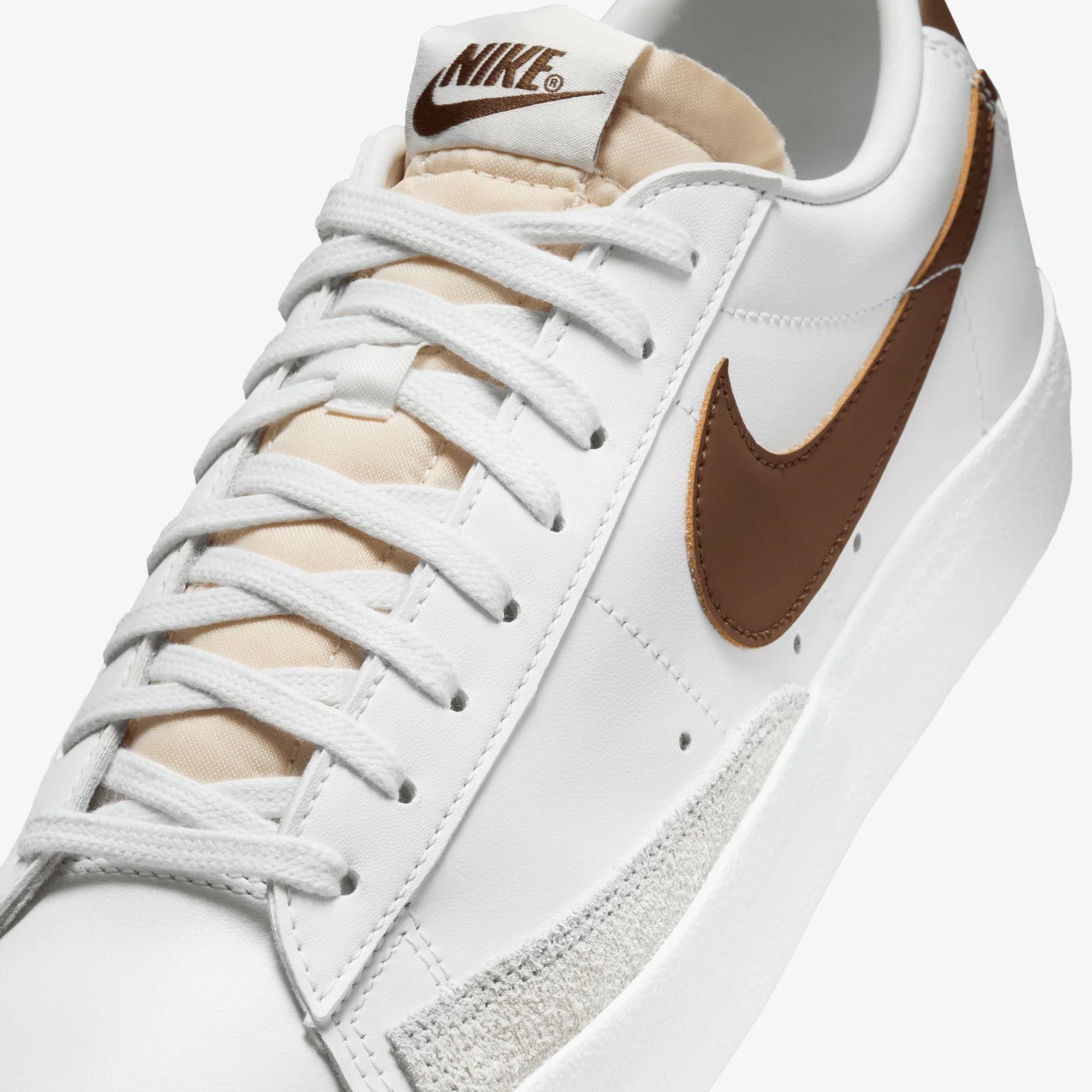 NIKE | NIKE BLAZER LOW '77 VINTAGE { SUMMIT WHITE/CACAO WOW-PHOTON DUST - Image 4