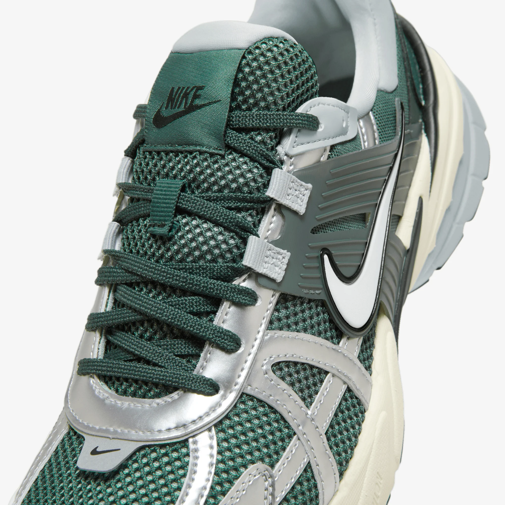 Nike | V2K RUN { VINTAGE GREEN/VINTAGE GREEN - Image 5