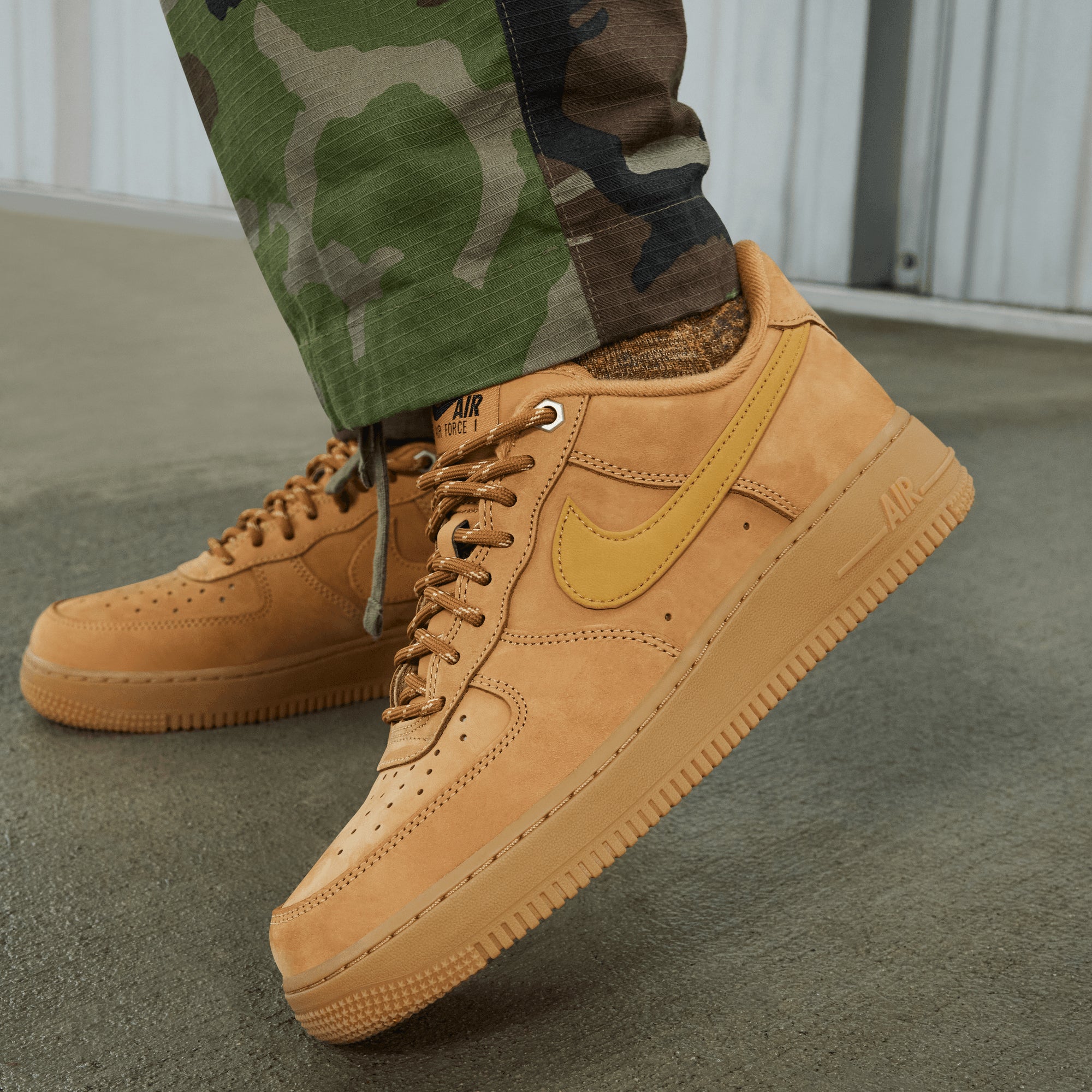 NIKE | AIR FORCE 1 '07 { FLAX/WHEAT-GUM LIGHT BROWN-BLACK - Image 7