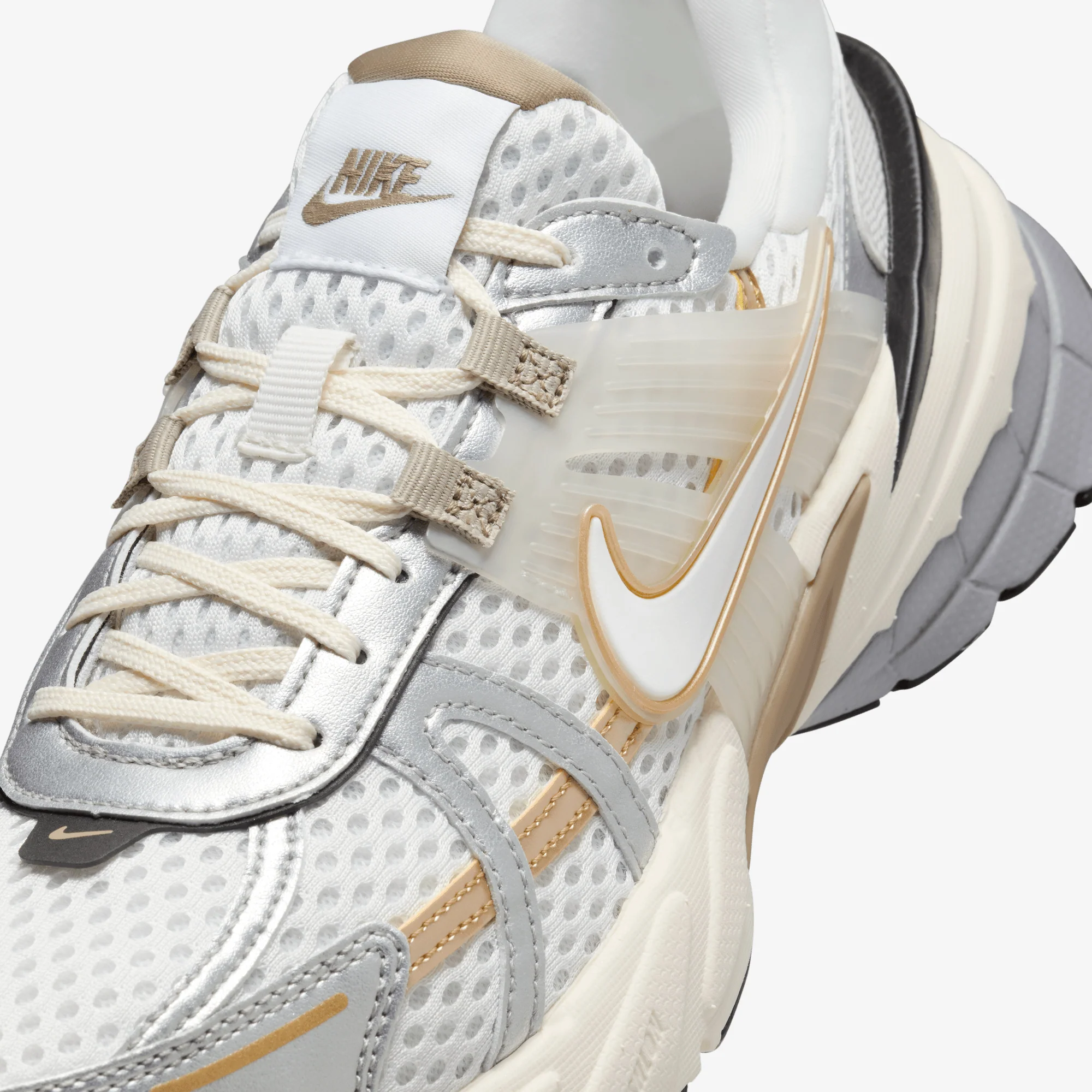 NIKE | V2K RUN { WHITE/WHITE-KHAKI-METALLIC SILVER - Image 6