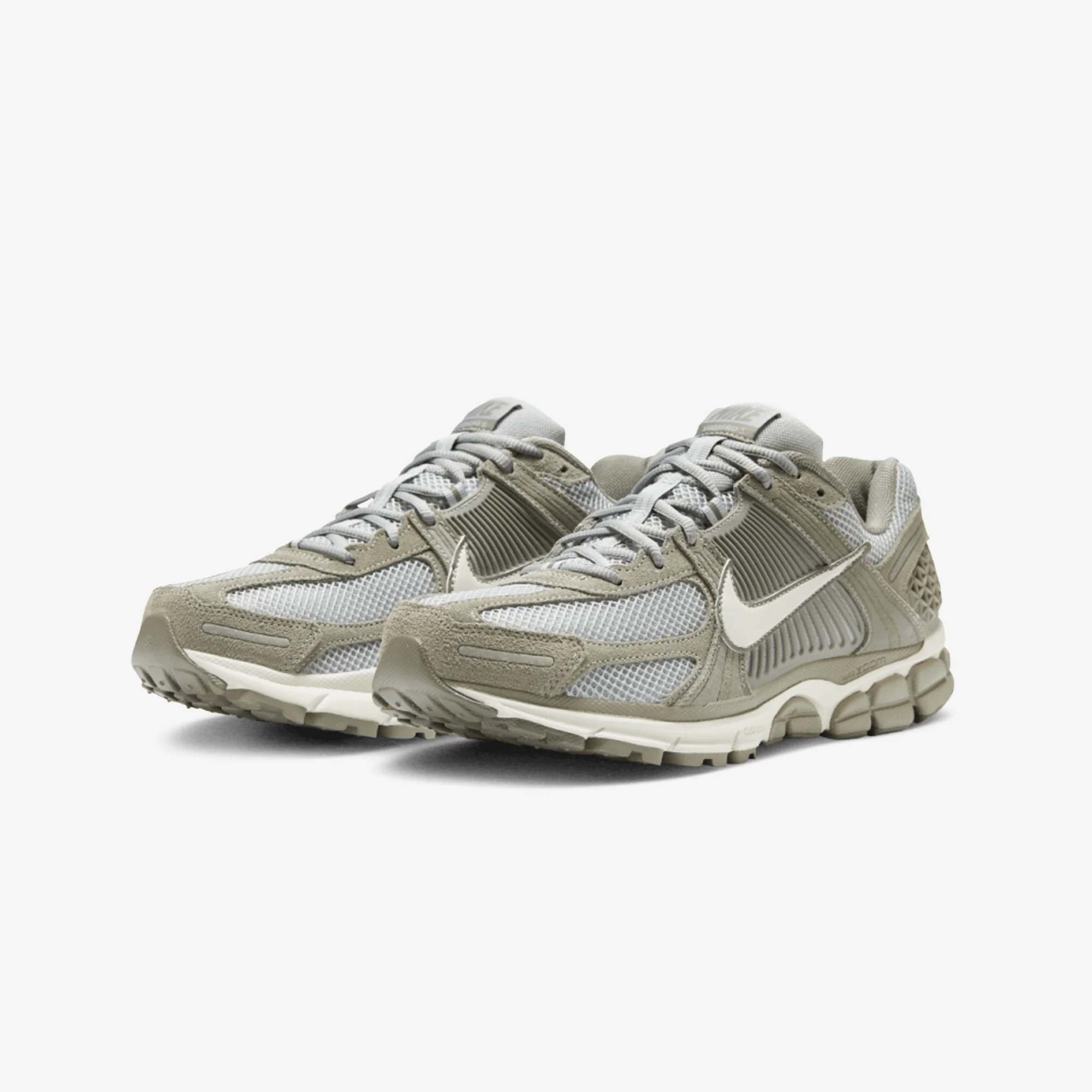 NIKE | ZOOM VOMERO 5 { DARK STUCCO/PHANTOM-LT SMOKE GREY - Image 3