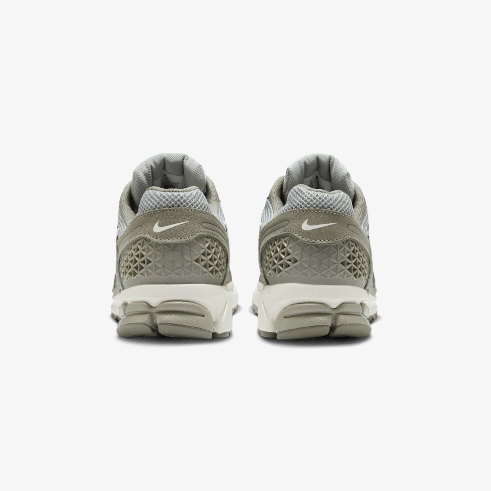 NIKE | ZOOM VOMERO 5 { DARK STUCCO/PHANTOM-LT SMOKE GREY - Image 4