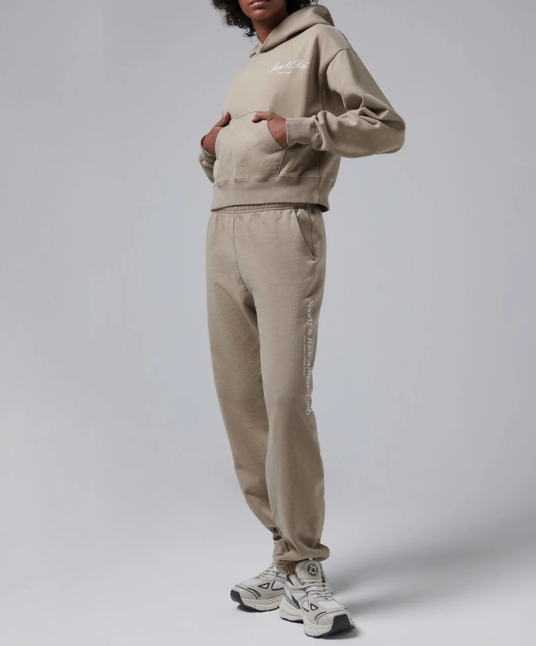 SPORTY & RICH | VENDOME SCRIPT EMBROIDERED CROPPED HOODIE { BEIGE - Image 5