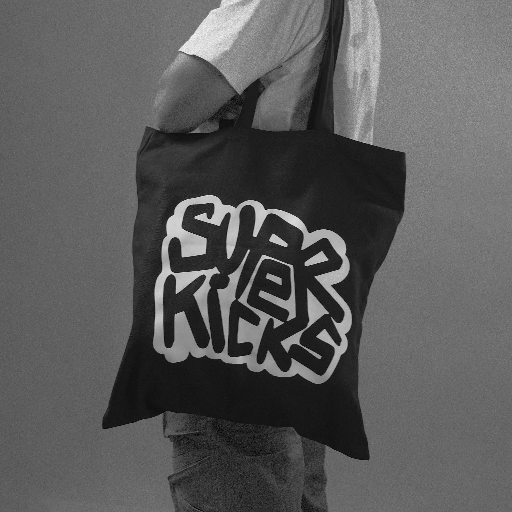 Superkicks | SUPERKICKS PLAY LOGO M TOTE { BLACK - Image 2